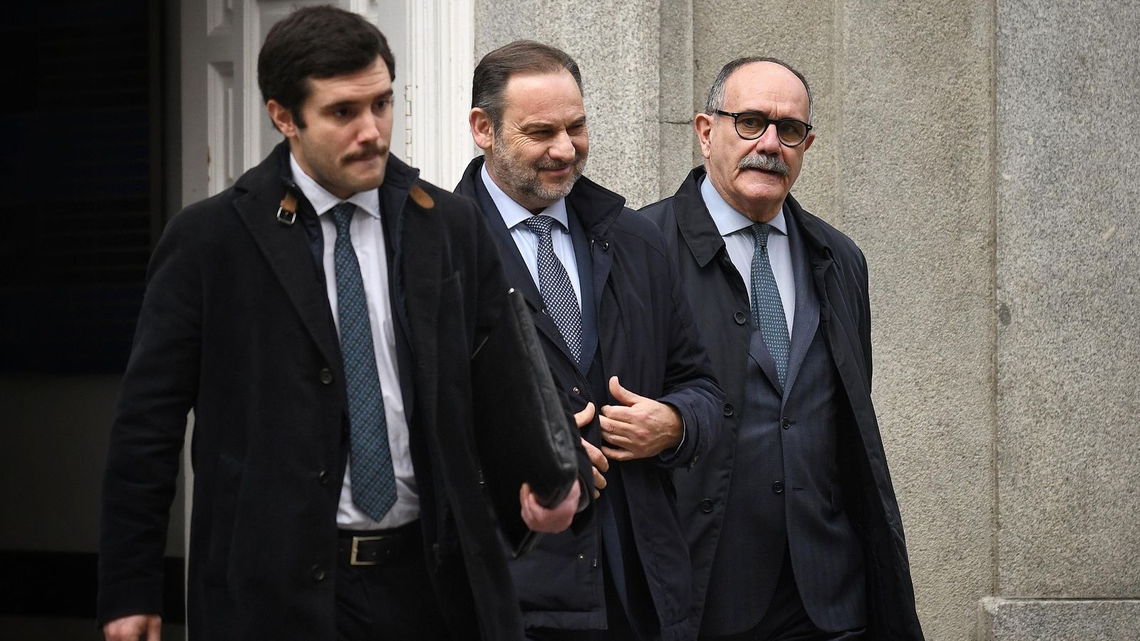 Ábalos i els seus advocats després de declarar, el passat 20 de febrer / Arxiu