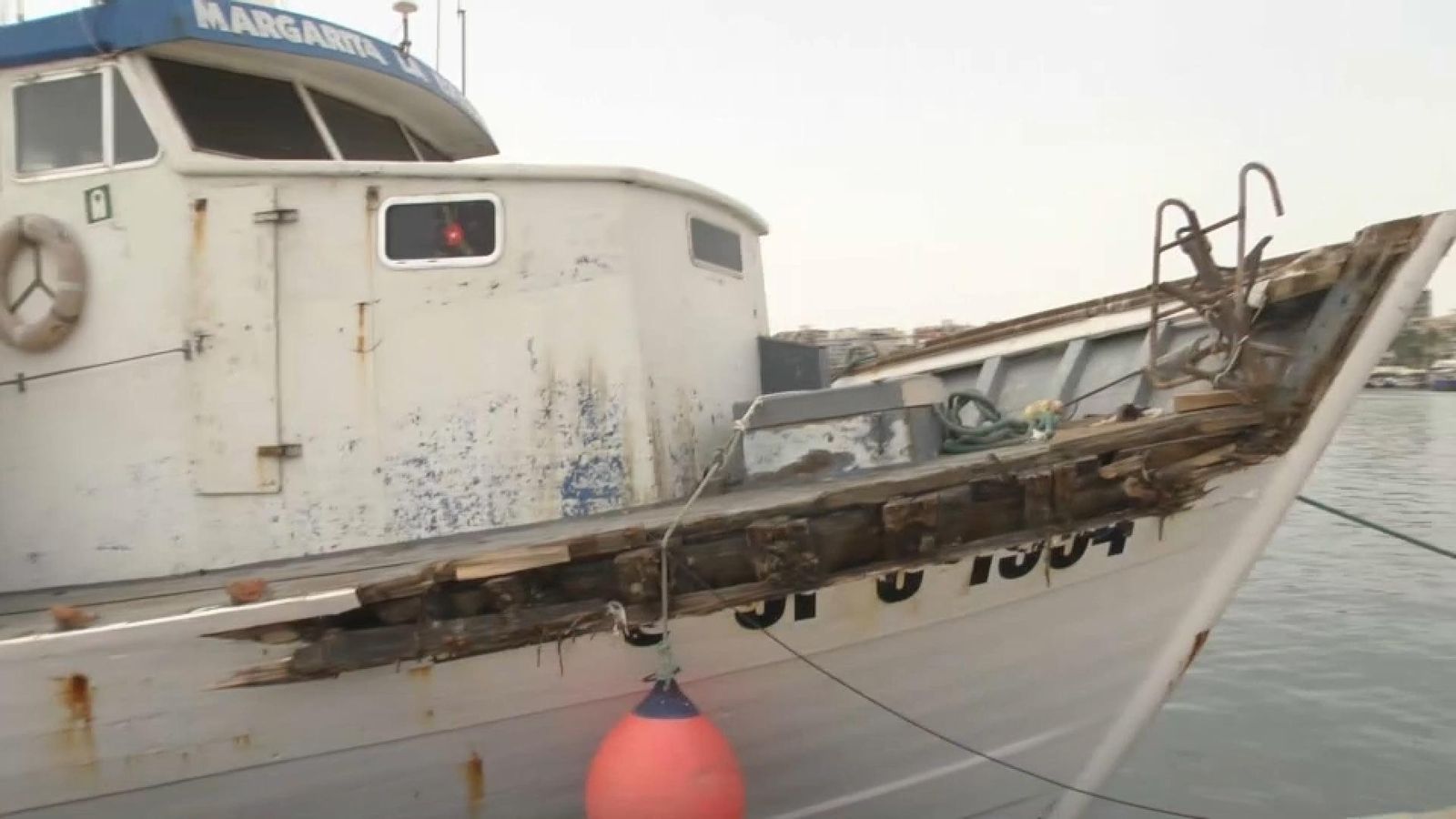 Un dels vaixells que han patit danys al port de Santa Pola