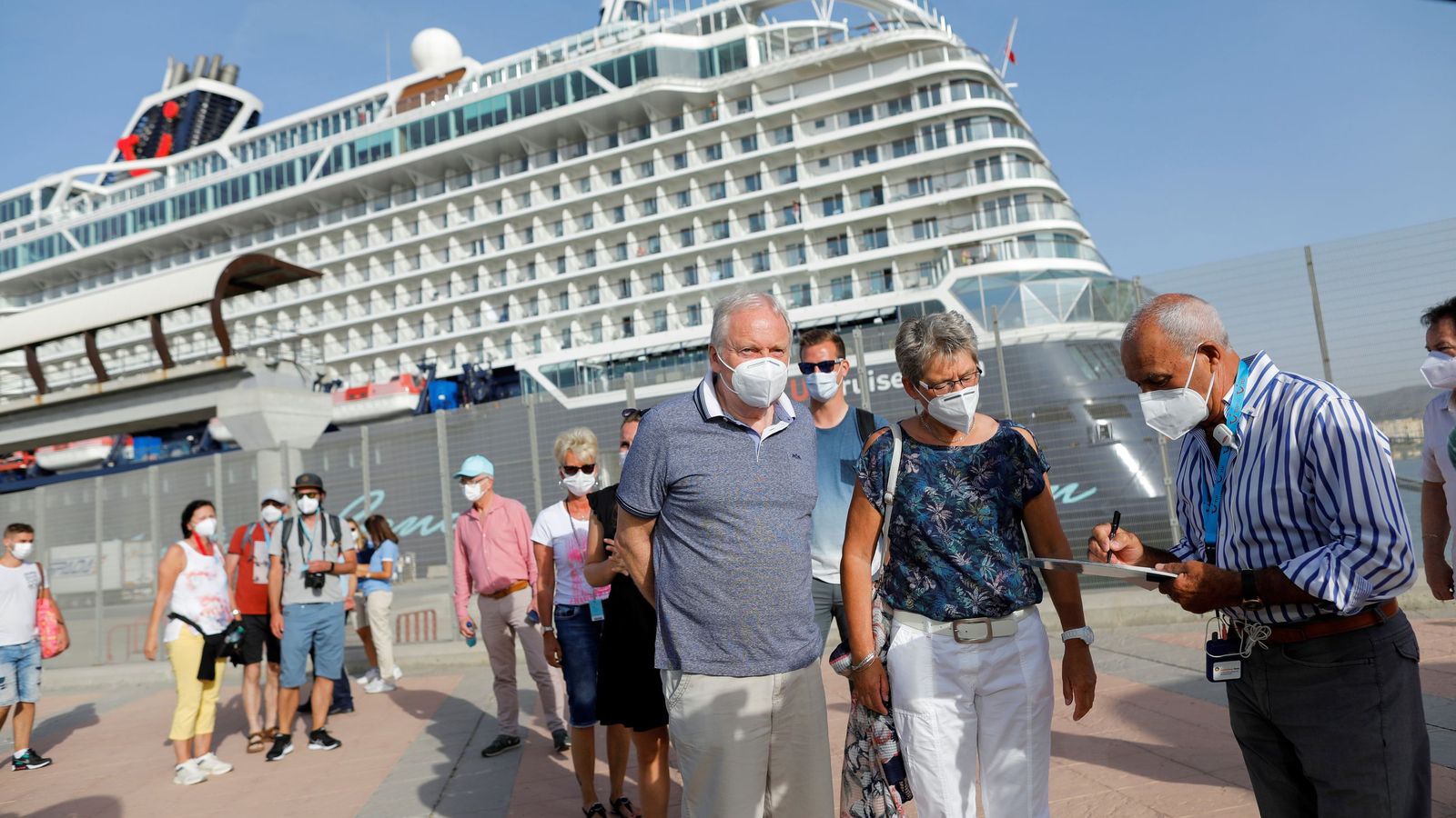 Turistes alemanys del creuer 'Mein Schiff 2' que va visitar Alacant i València el passat estiu