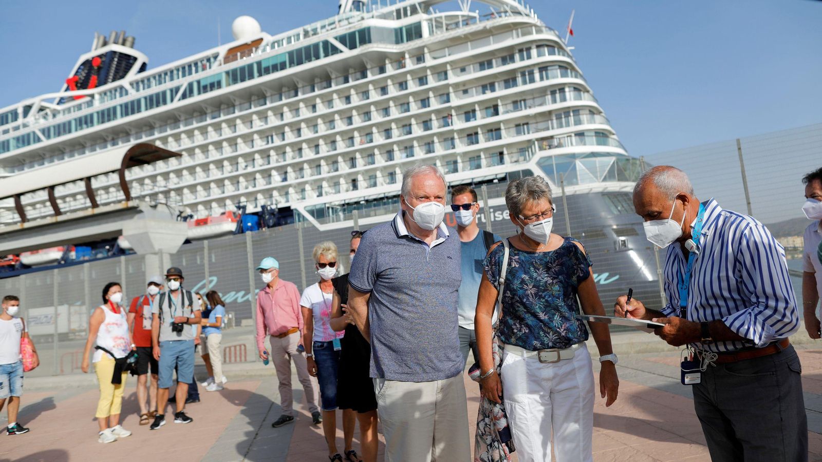 Turistes alemanys del creuer 'Mein Schiff 2' que va visitar Alacant i València el passat estiu