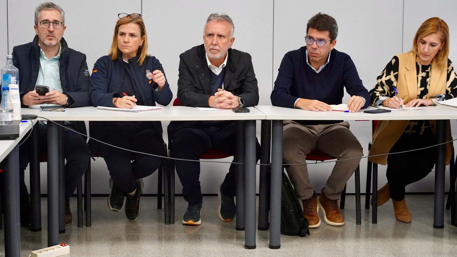 Arcadi España, Pilar Bernabé, Ángel Víctor Torres, Carlos Mazón i Salomé Pradas, durant la reunió del Cecopi este dimarts a l'Eliana