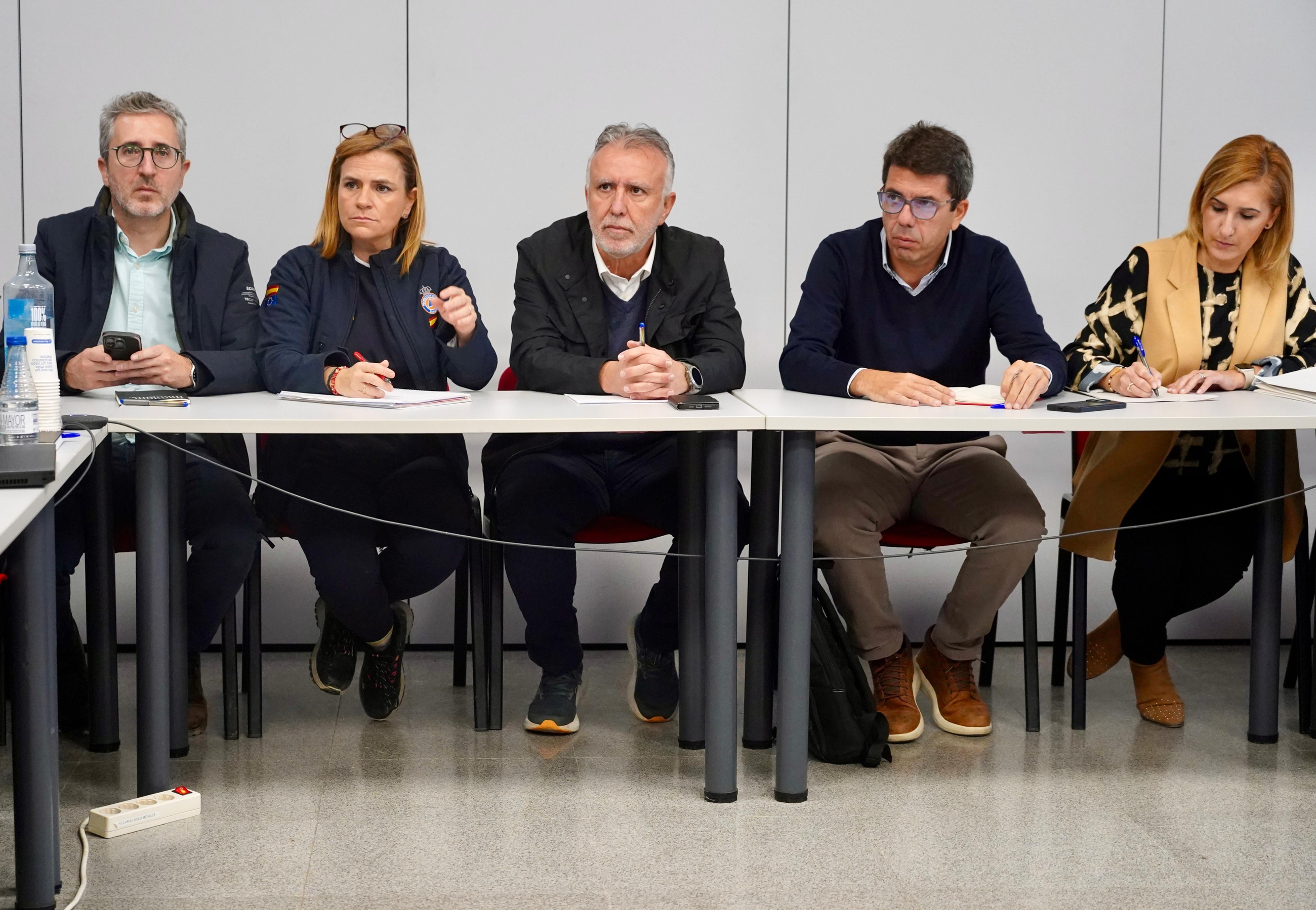 Arcadi España, Pilar Bernabé, Ángel Víctor Torres, Carlos Mazón i Salomé Pradas, durant la reunió del Cecopi este dimarts a l'Eliana