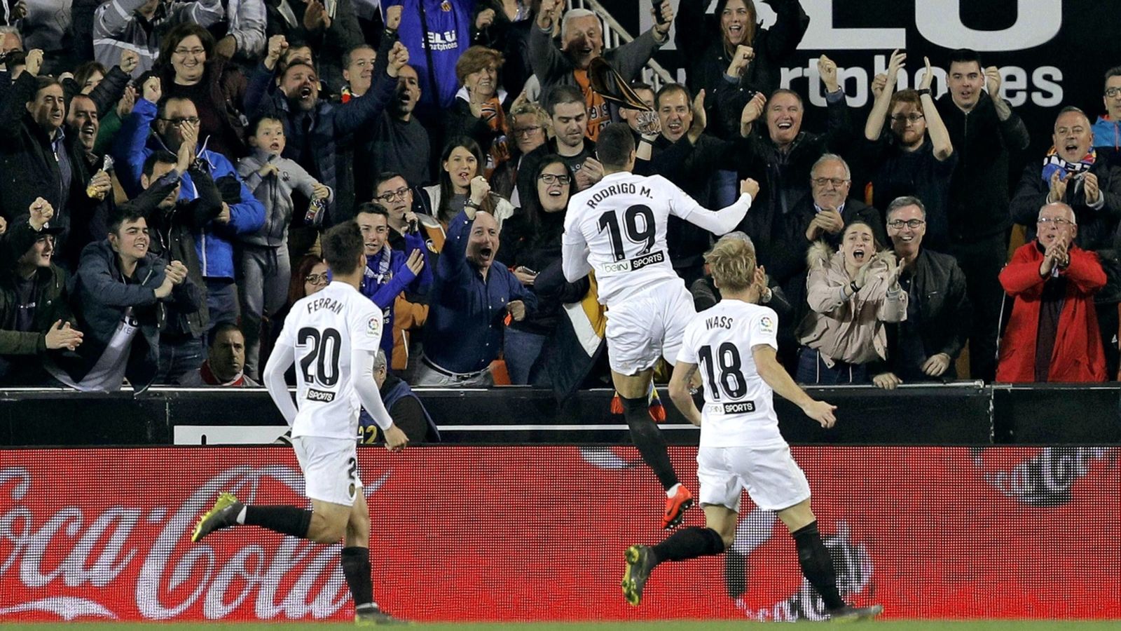Rodrigo Moreno celebra el gol amb l'afició