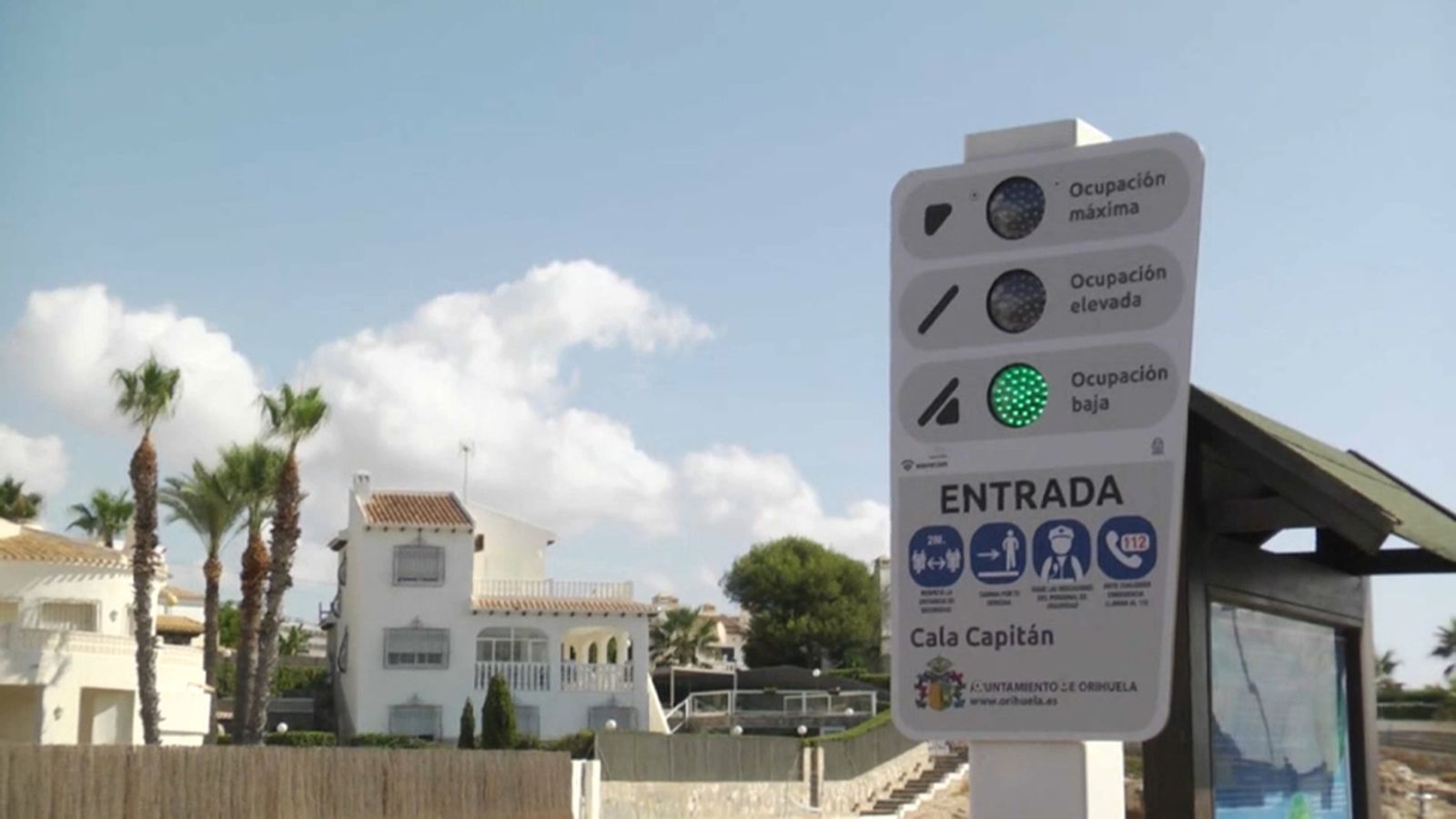 Un dels semàfors que s'ha instal·lat a la costa oriolana per a informar del volum d'ocupació