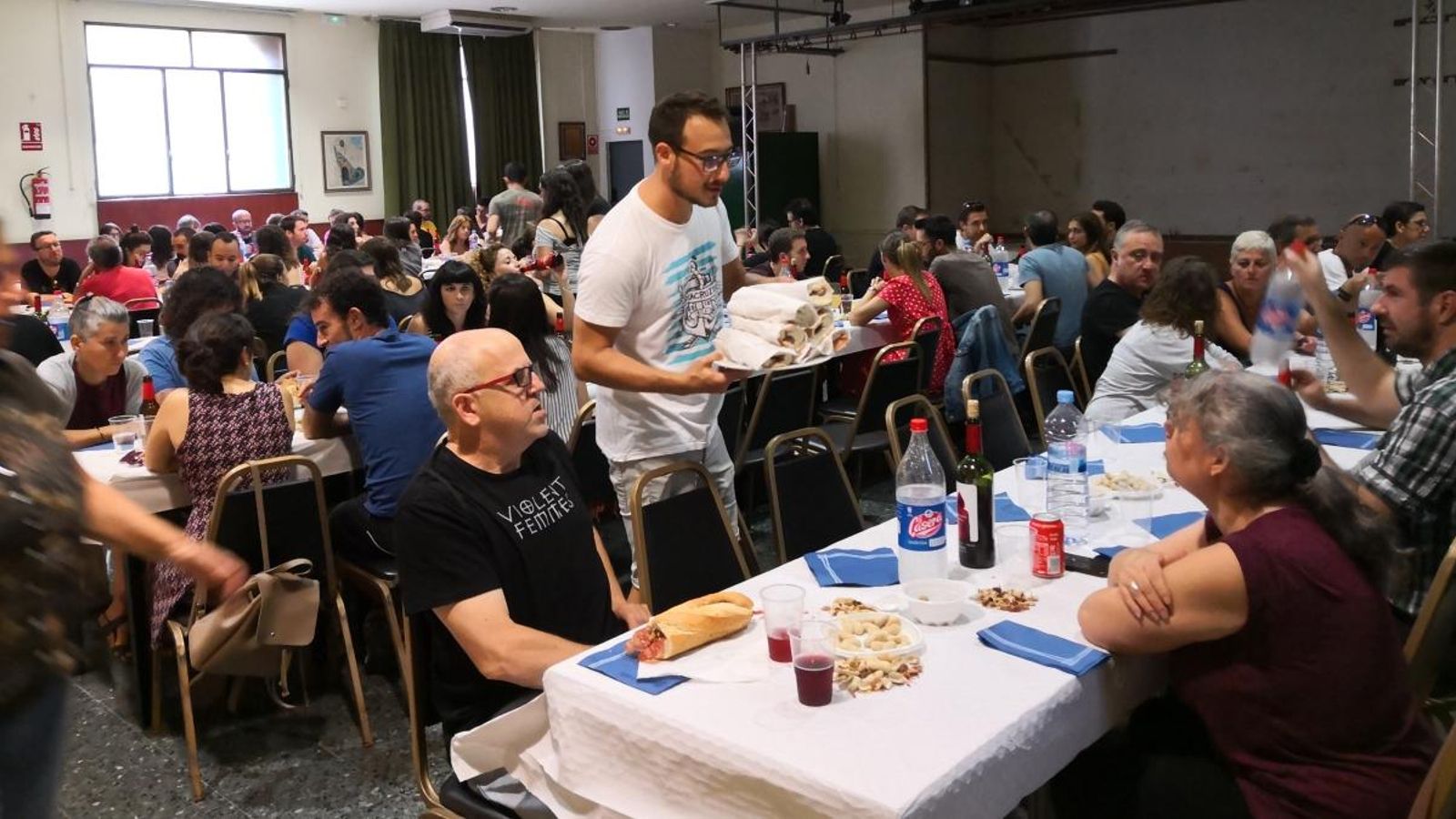 Un centenar de persones guadeixen de l'esmorzar valencià a Barcelona Un centenar de persones guadeixen de l'esmorzar valencià a Barcelona