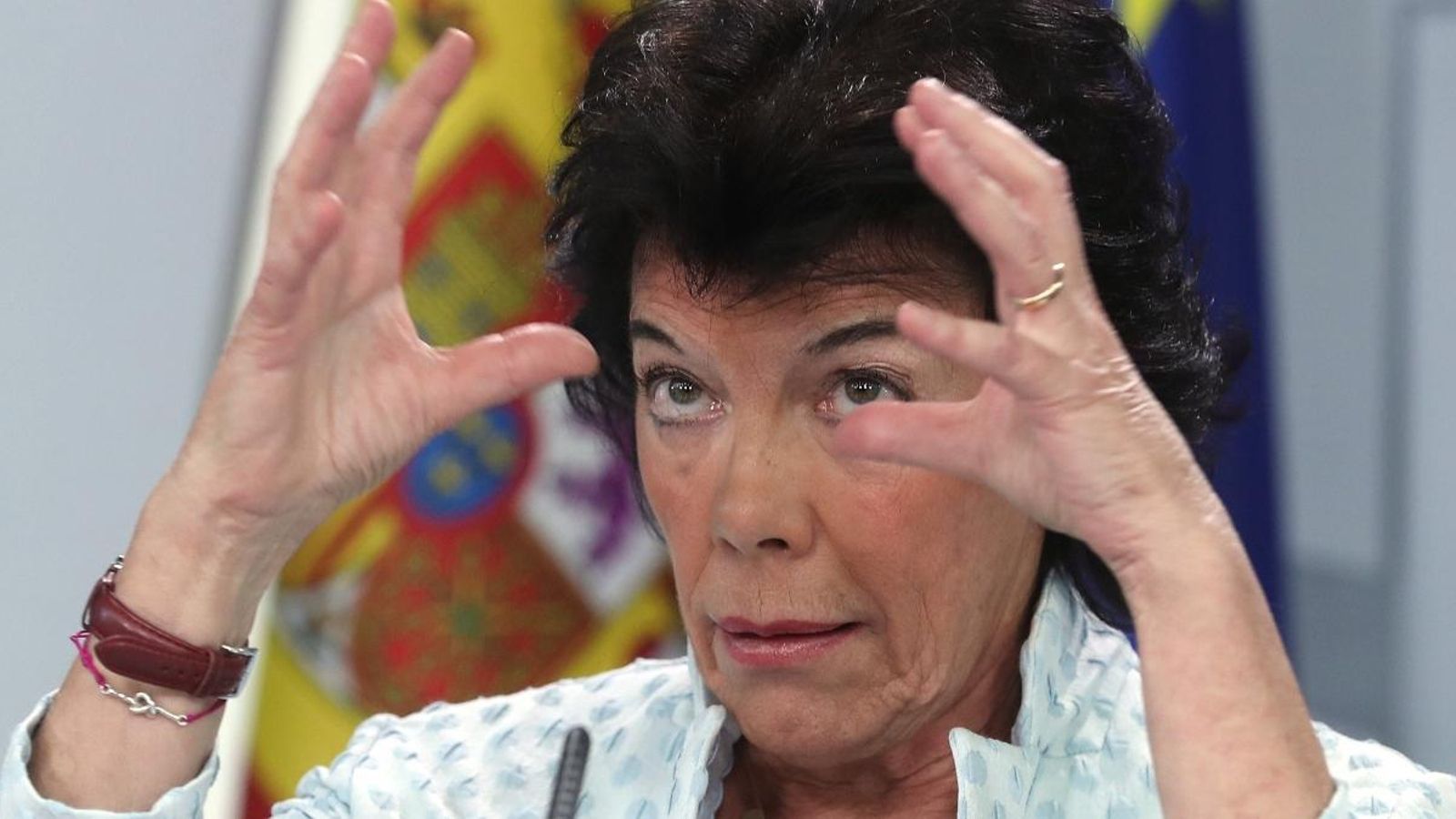 La portaveu del govern espanyol, Isabel Celaá, durant la roda de premsa