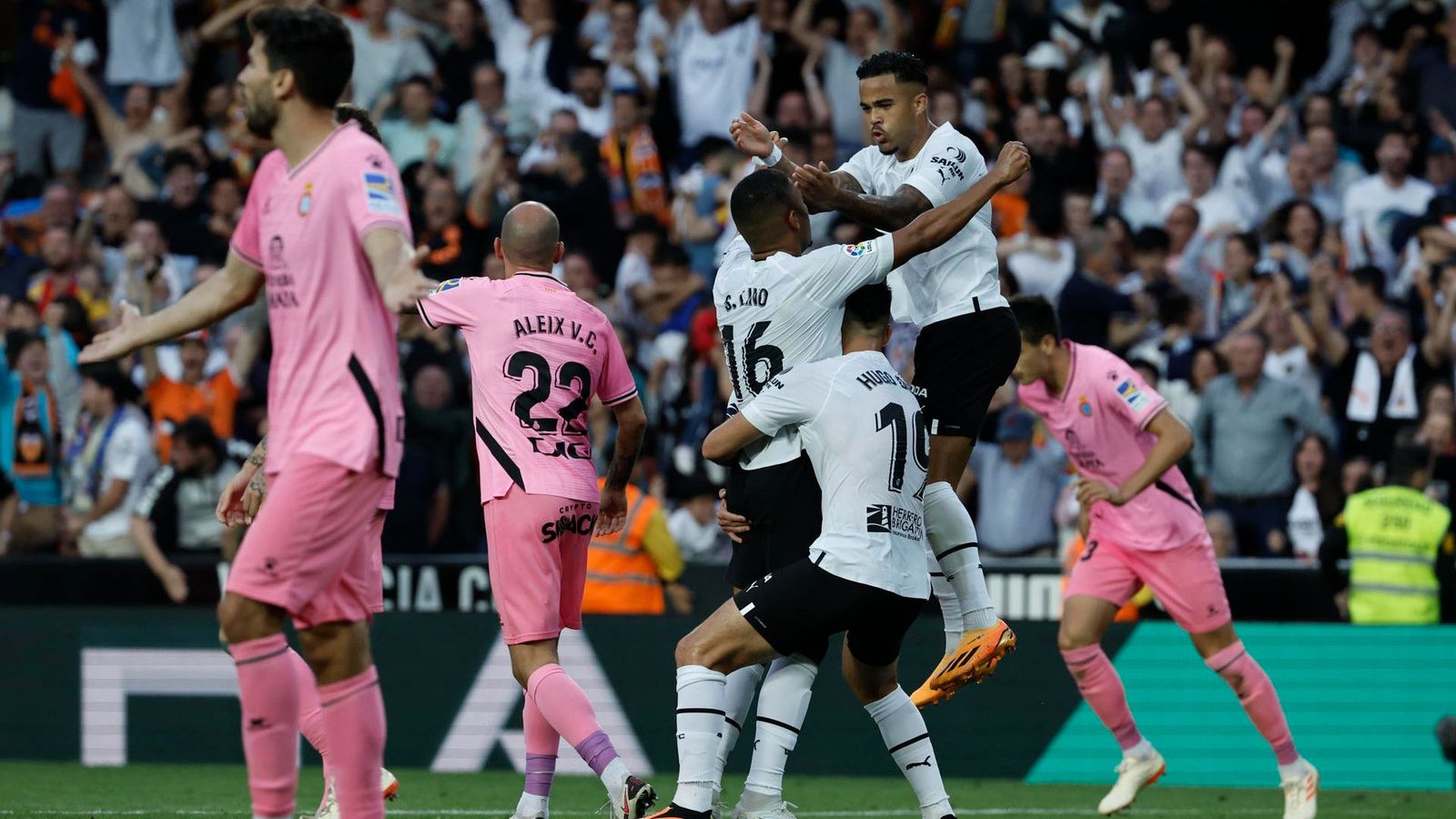 Samu Lino celebra el gol de l'empat