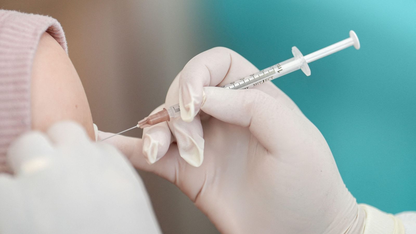 El preparat de Pfizer podrà administrar-se, a més de a les embarassades, a les persones majors