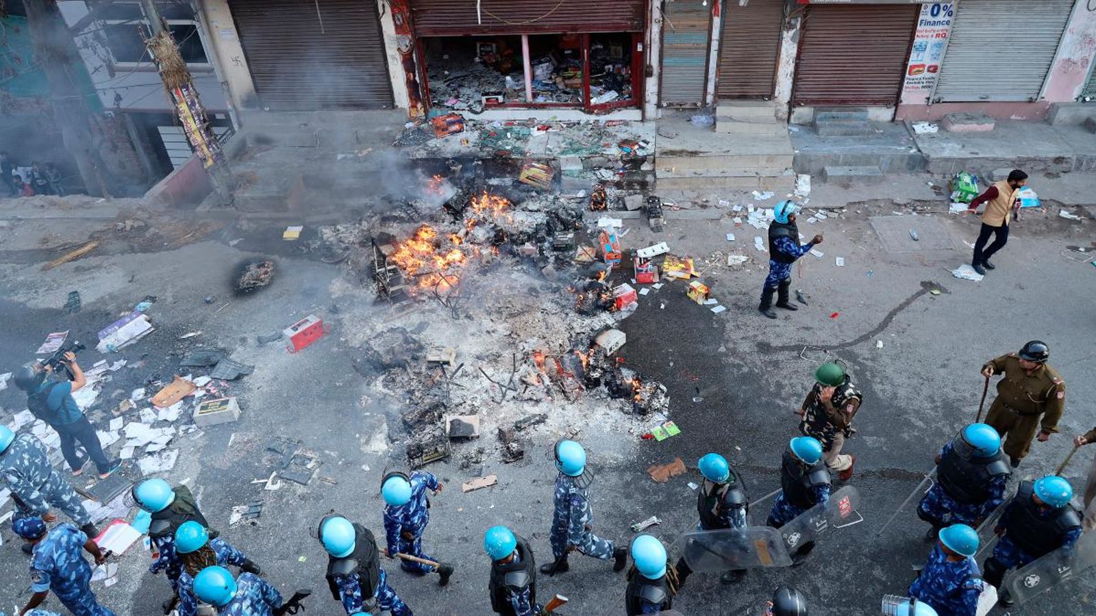 Forces de seguretat patrullen prop del lloc dels enfrontaments violents a l’est de Nova Delhi