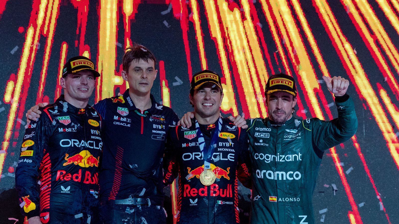 Fernando Alonso en el pòdium amb Checo Pérez i Verstappen