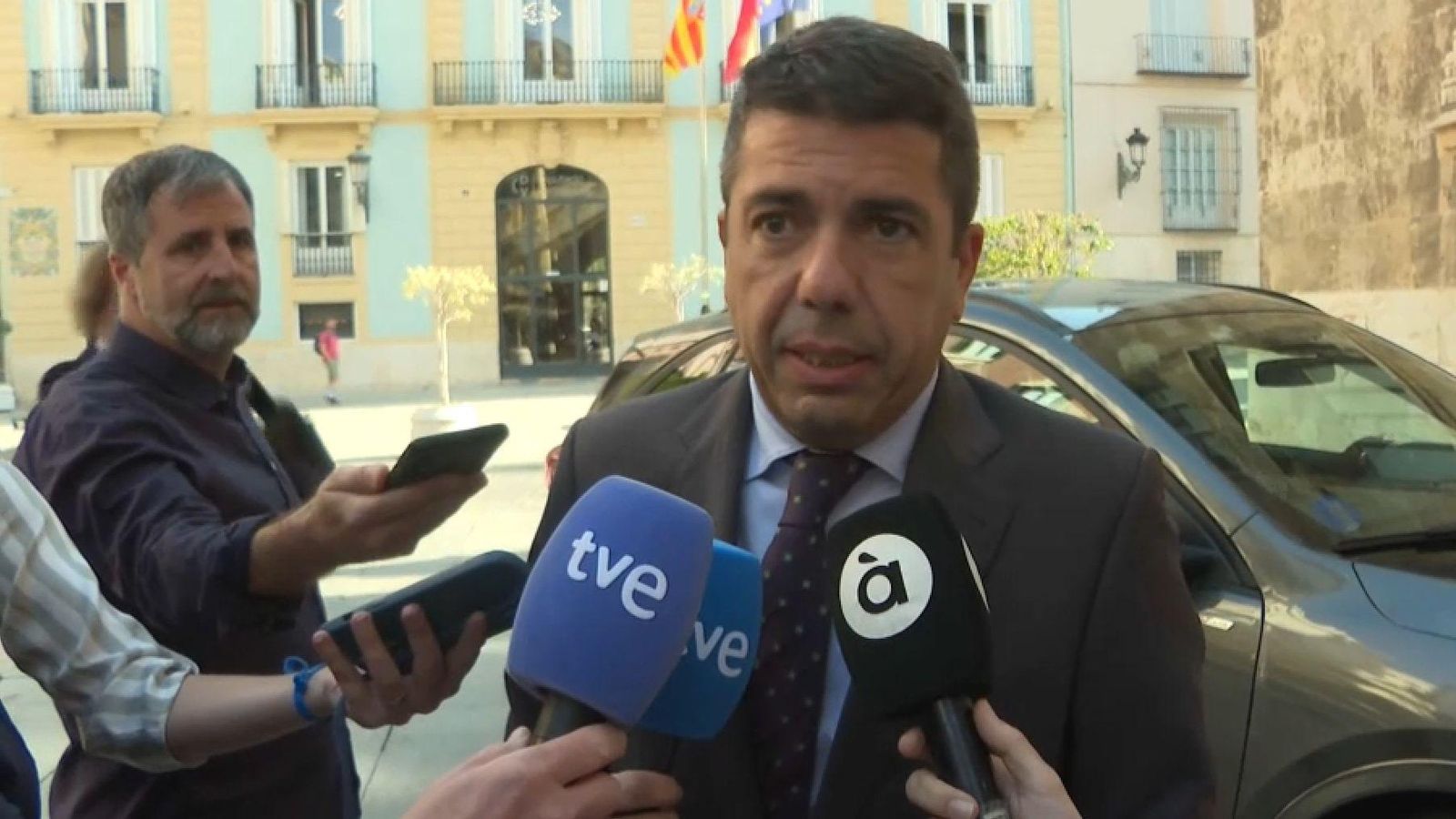 El president Mazón a la seua arribada, este dijous, al Palau de la Generalitat, on ha atés els periodistes