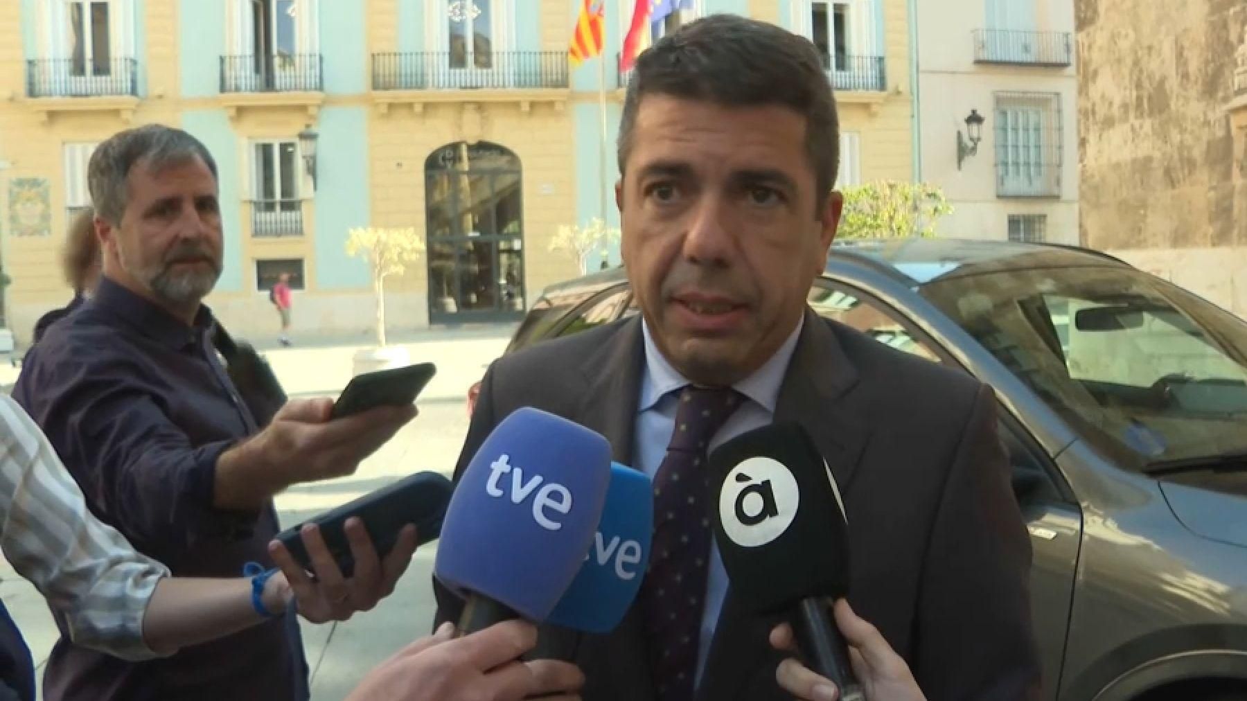 El president Mazón a l'arribada, este dijous, al Palau de la Generalitat, on ha atés els periodistes El president Mazón a la seua arribada, este dijous, al Palau de la Generalitat, on ha atés els periodistes