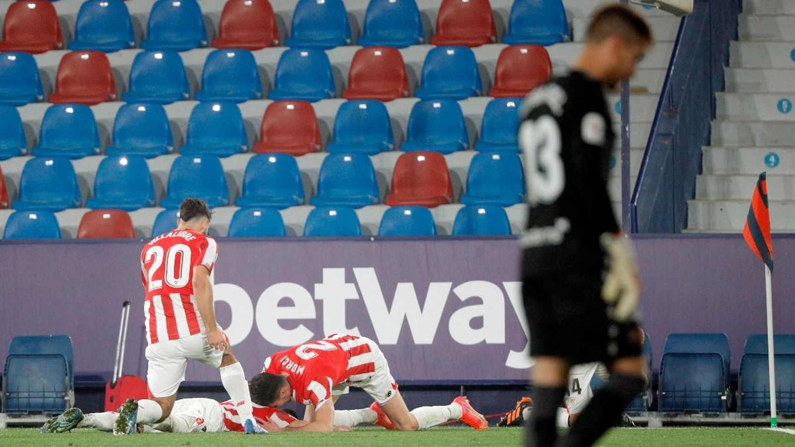 Els jugadors de l'Athletic Club celebren el gol de Berenguer