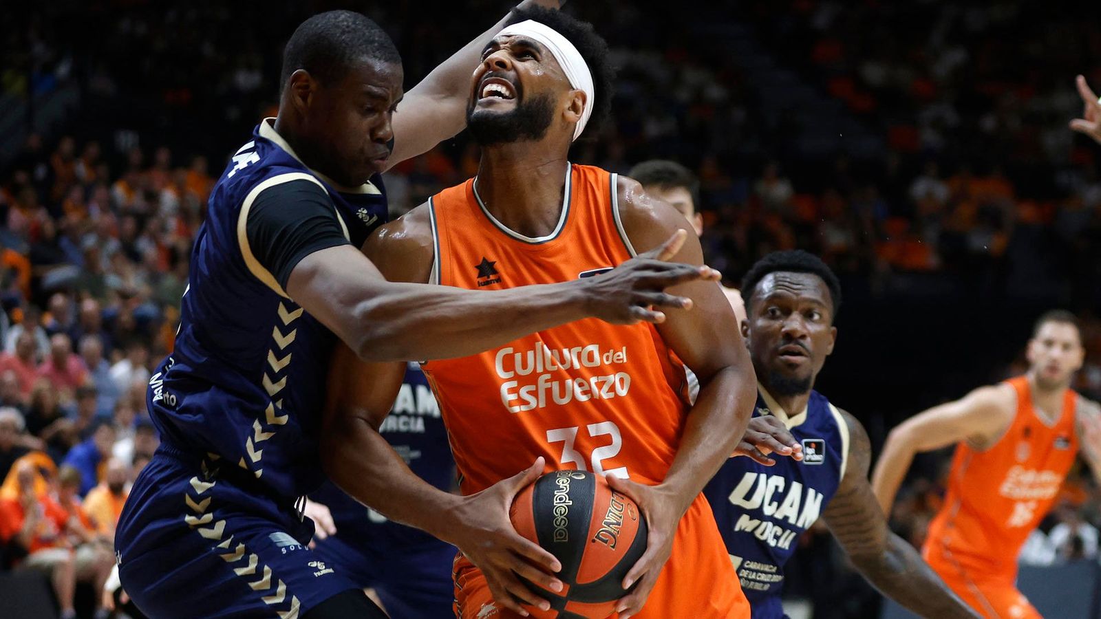 Brandon Davies, en una acció del partit