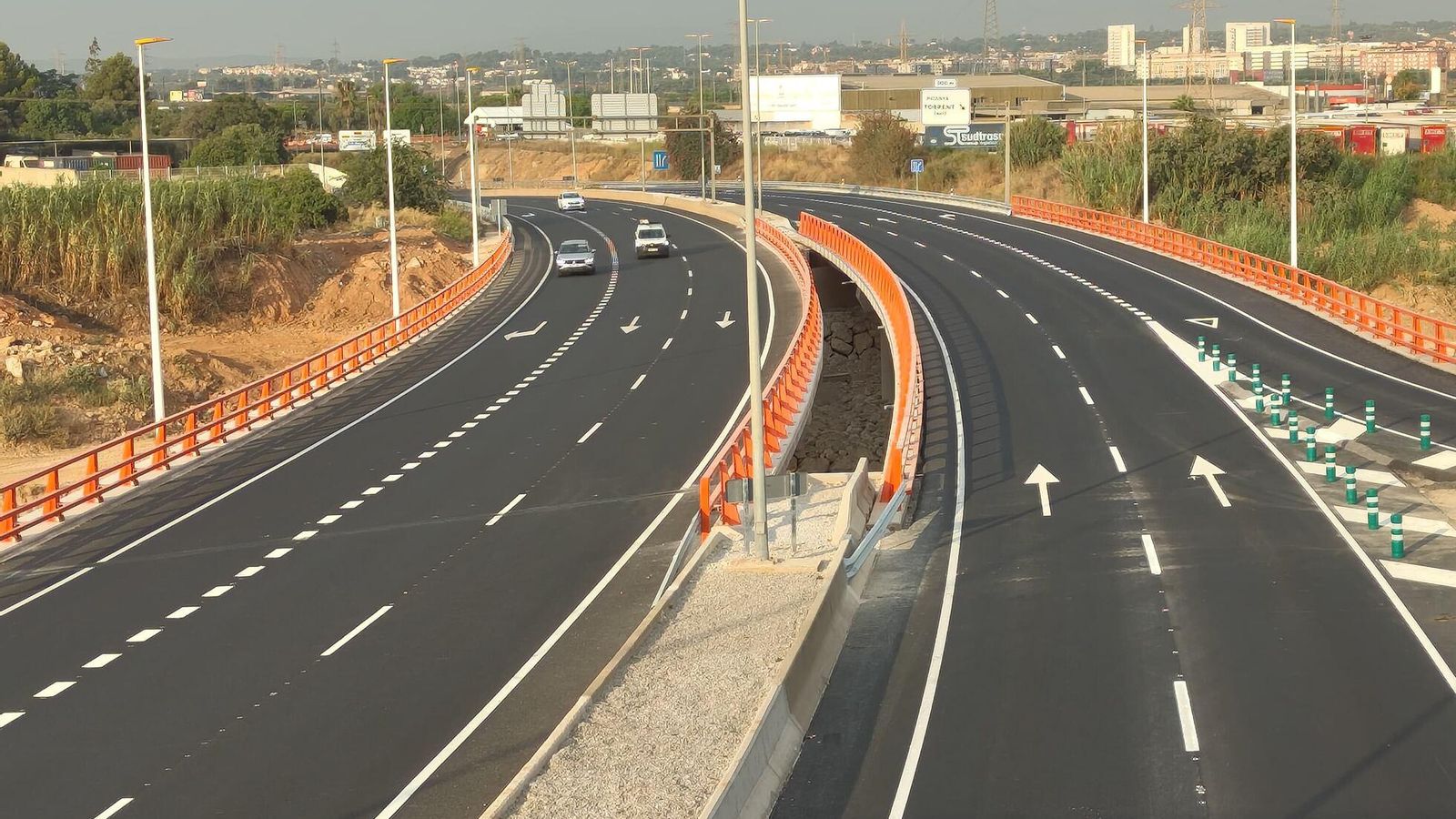 Tram de la CV-33 al seu pas per Torrent, després de les obres de reparació de la carretera afectada per la dana del 29 d'octubre.