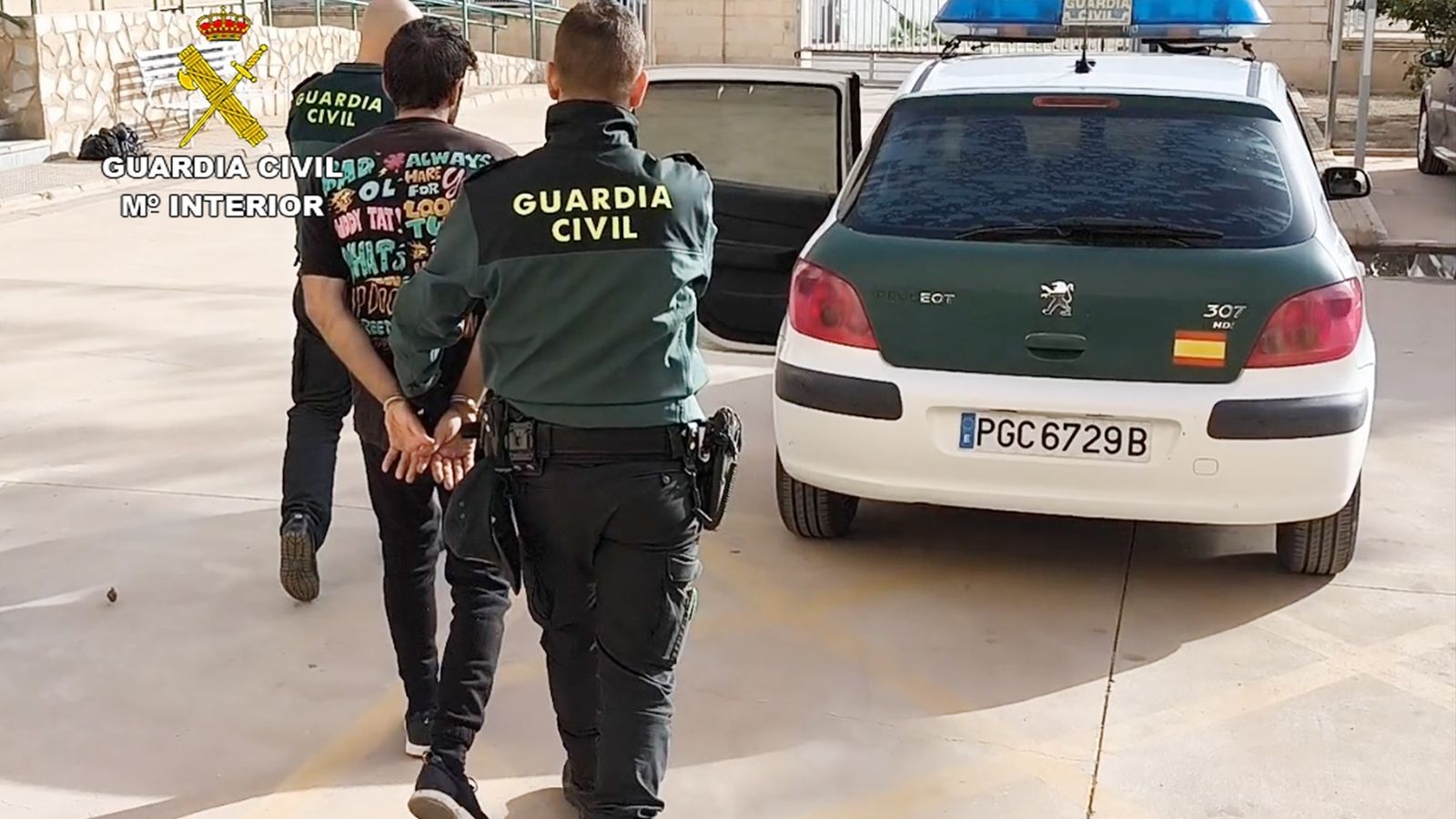 Agents de la Guàrdia Civil detenen un acusat dels robatoris a Orihuela i San Javier
