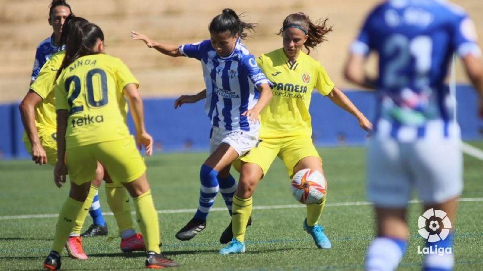 Ainoa i Tere tracten de recuperar una pilota