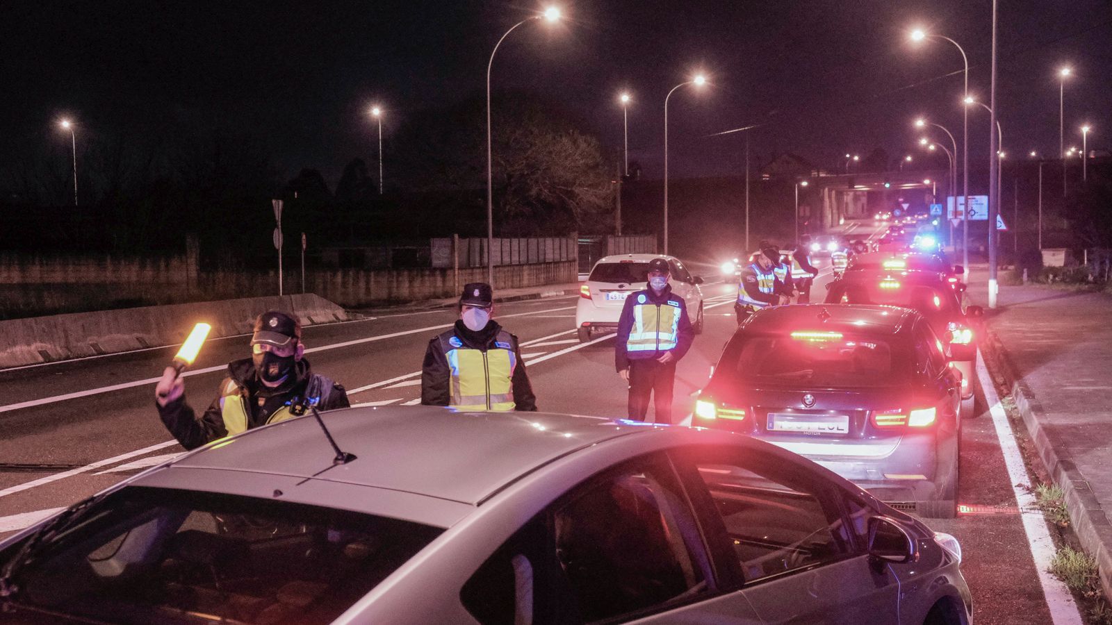 Un control policial durant el toc de queda, en una imatge d'arxiu