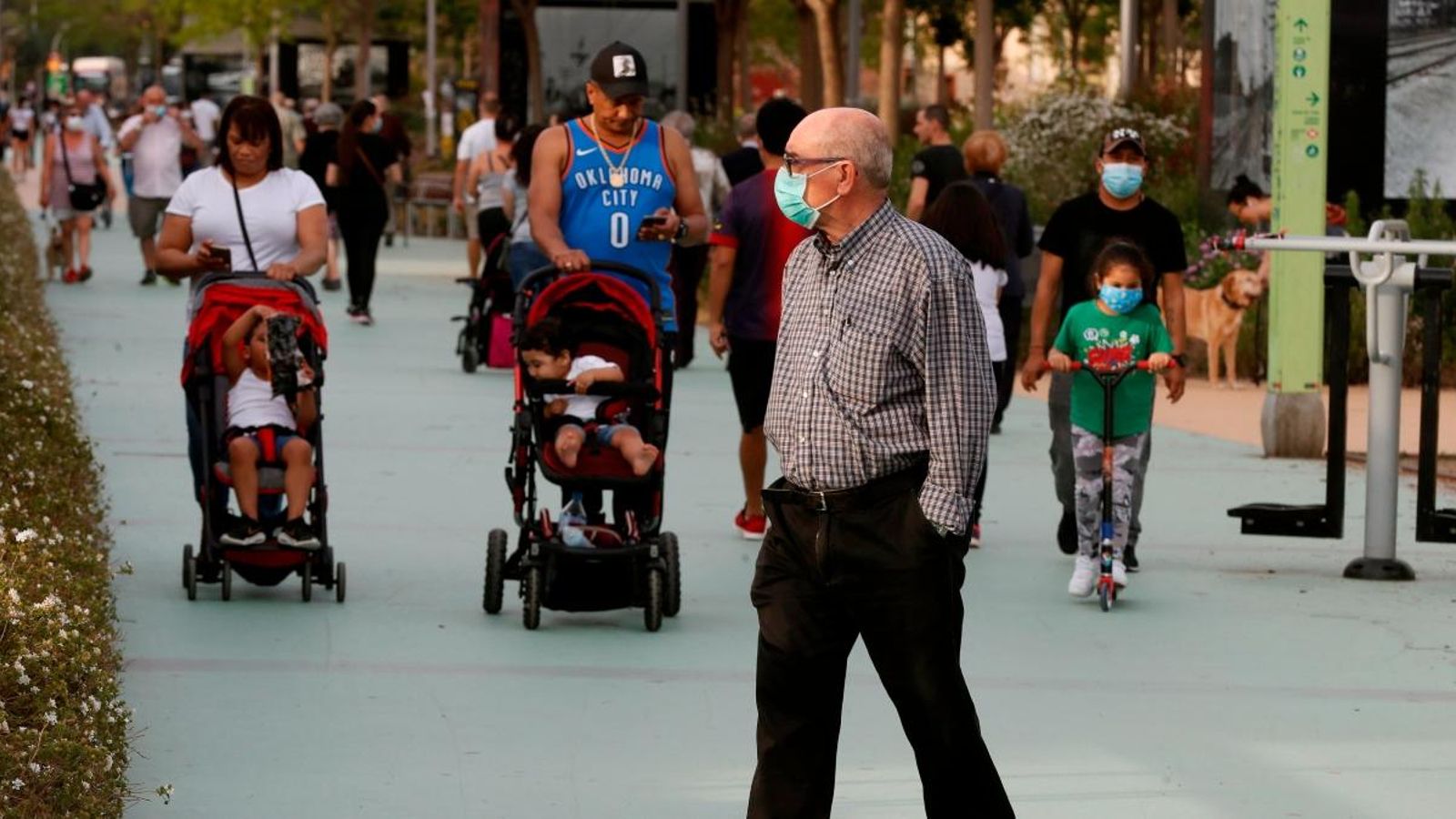 Un home passeja protegit amb una mascareta per la Rambla Nova de Sants aquest dijous a Barcelona