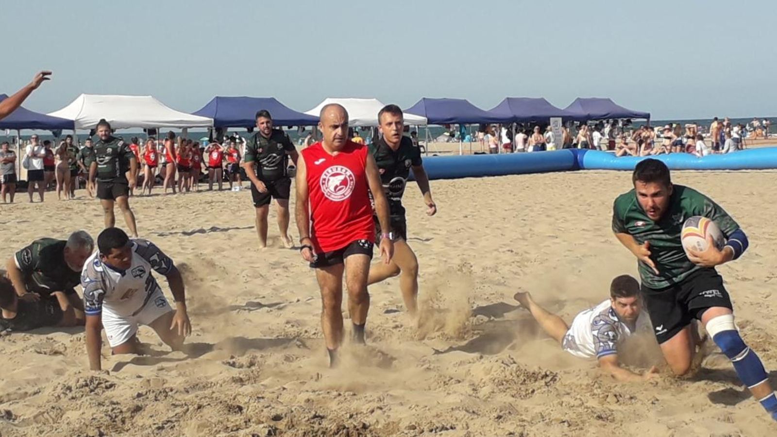 Més de 600 participants en el torneig de rugbi platja a la platja del Cabanyal