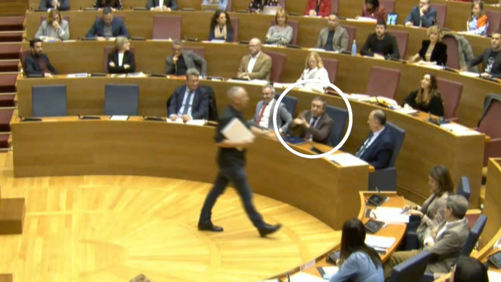 El conseller d'Educació, fa un gest al pas del síndic de Compromís, que segons l'esquerra va ser el detonant de la bronca a l'hemicicle