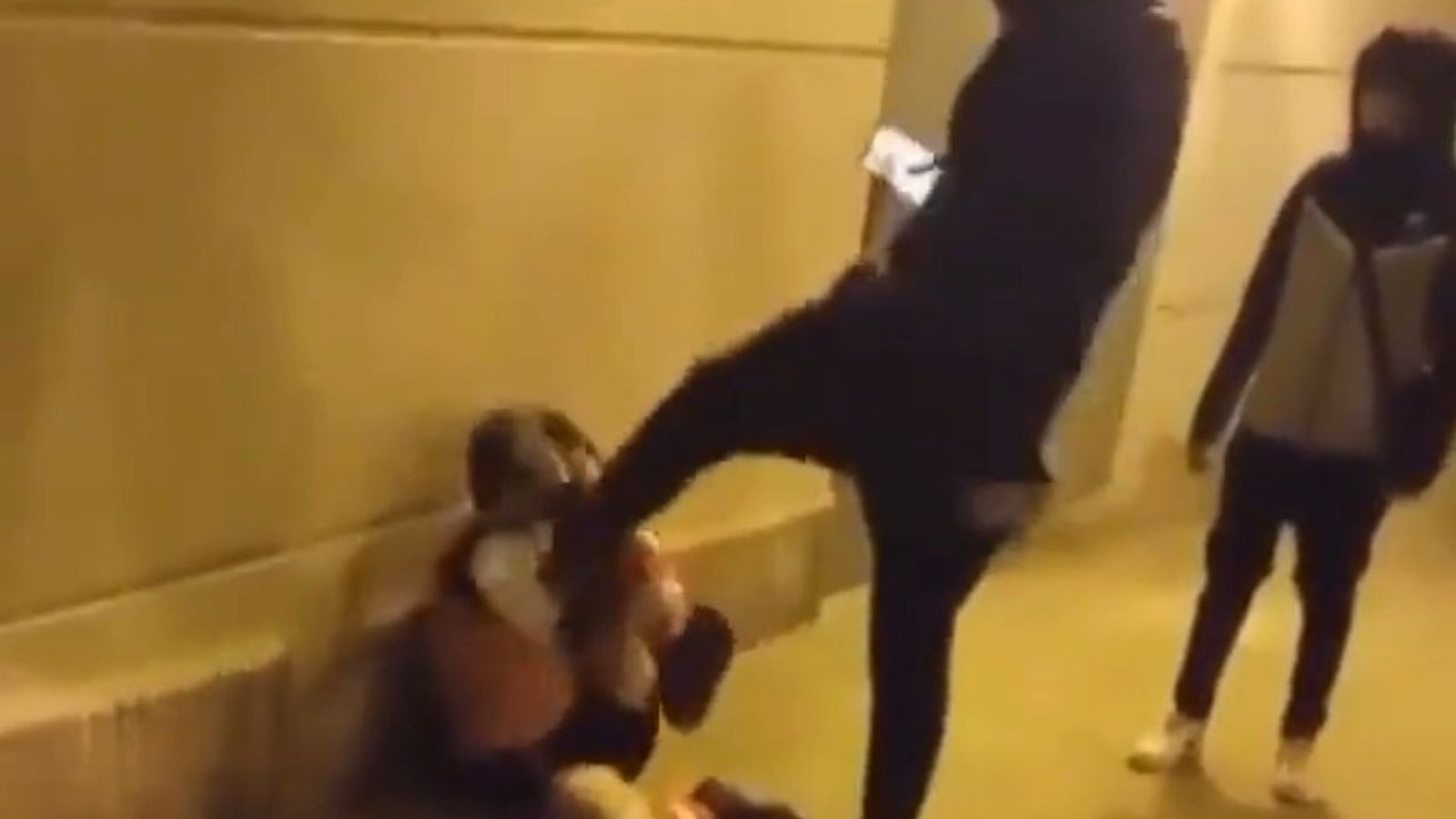 Captura del vídeo de l'agressió penjat en xarxes socials