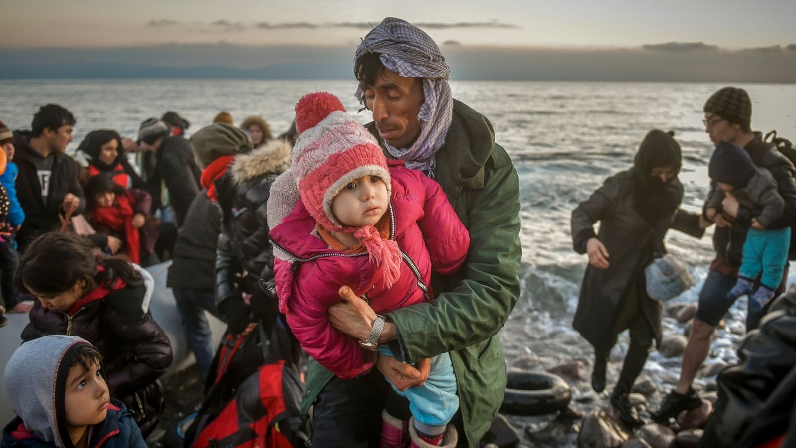 Un grup de persones refuaiades i migrans arriba en una llanxa a l'illa grega de Lesbos