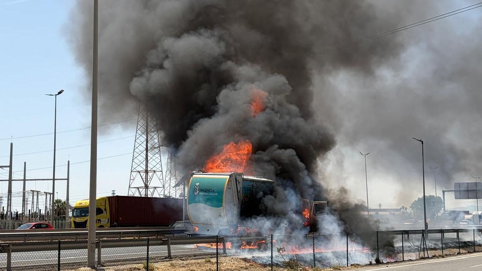 Imatge del camió del fem incendiat