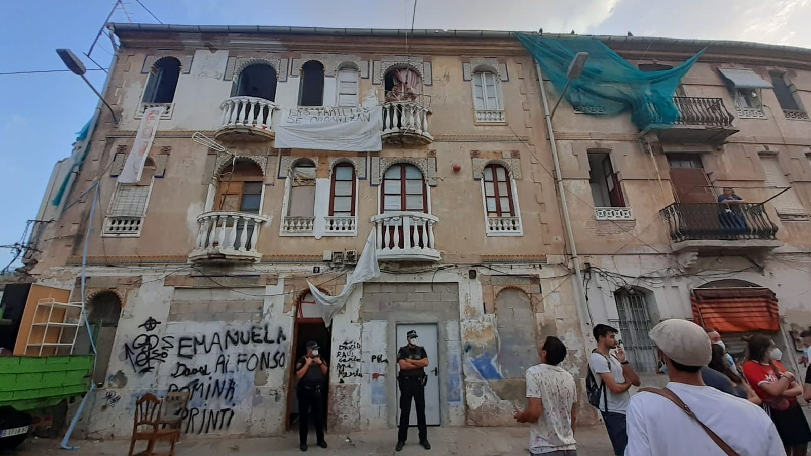 A l'esquerra, l'immoble que s'ha aconseguit desallotjar