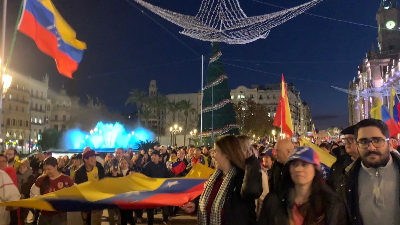 Població veneçolana es concentra a la plaça de l'Ajuntament de València en suport a González