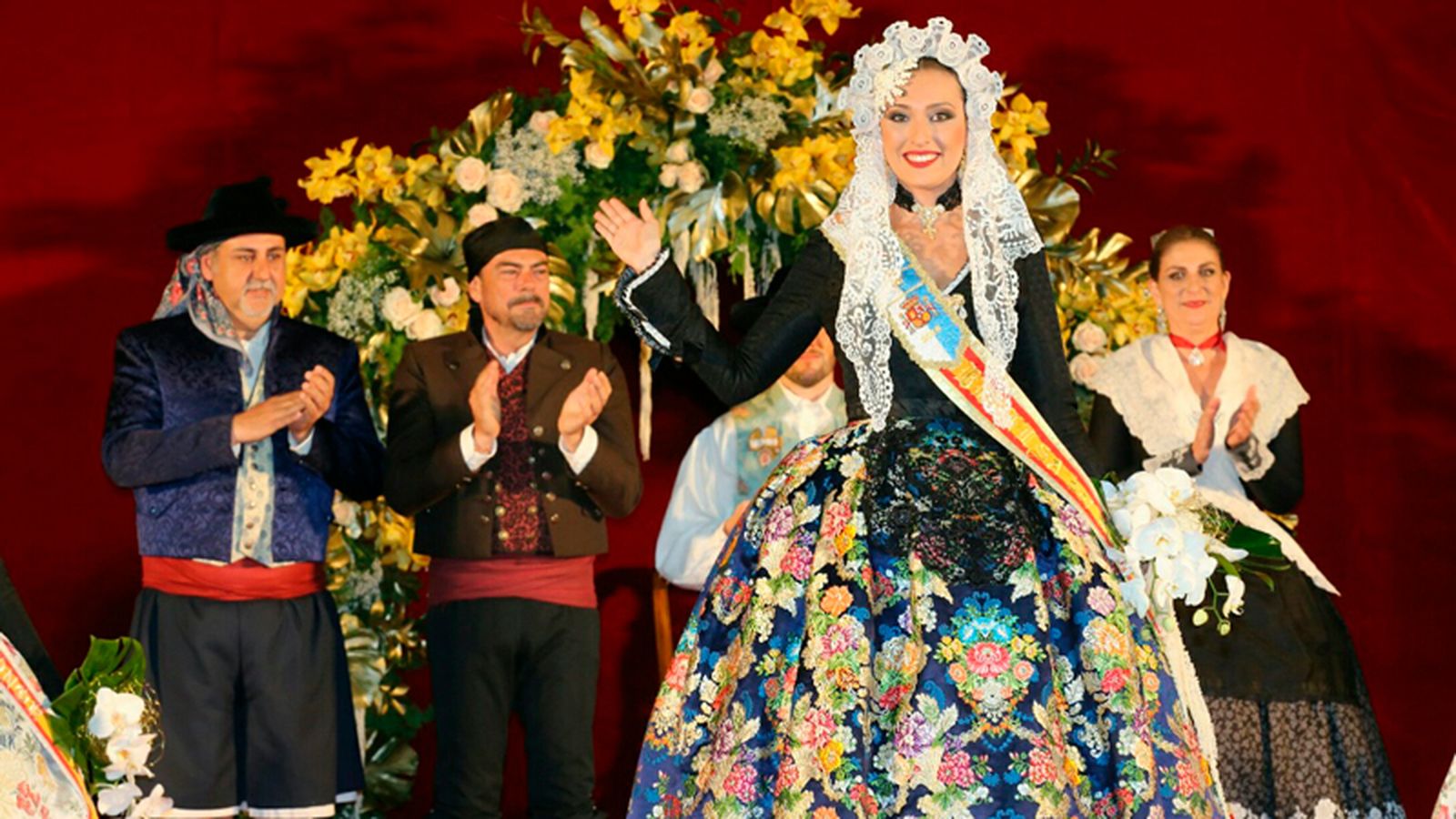 Aleida González, durant l'Acte de Proclamació de la Bellesa del Foc a la plaça de l'Ajuntament d'Alacant