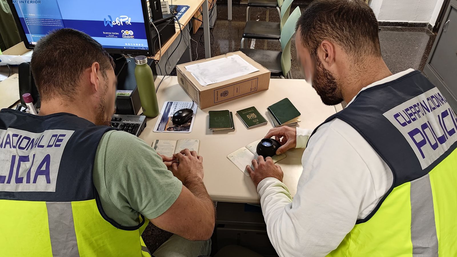 Dos agents de la Policia Nacional, en arxiu