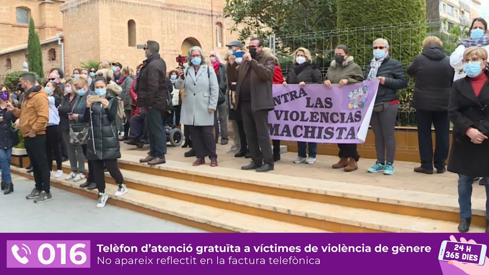 Un moment del minut de silenci en protesta contra l'assassinat masclista d'una dona a Torrevella