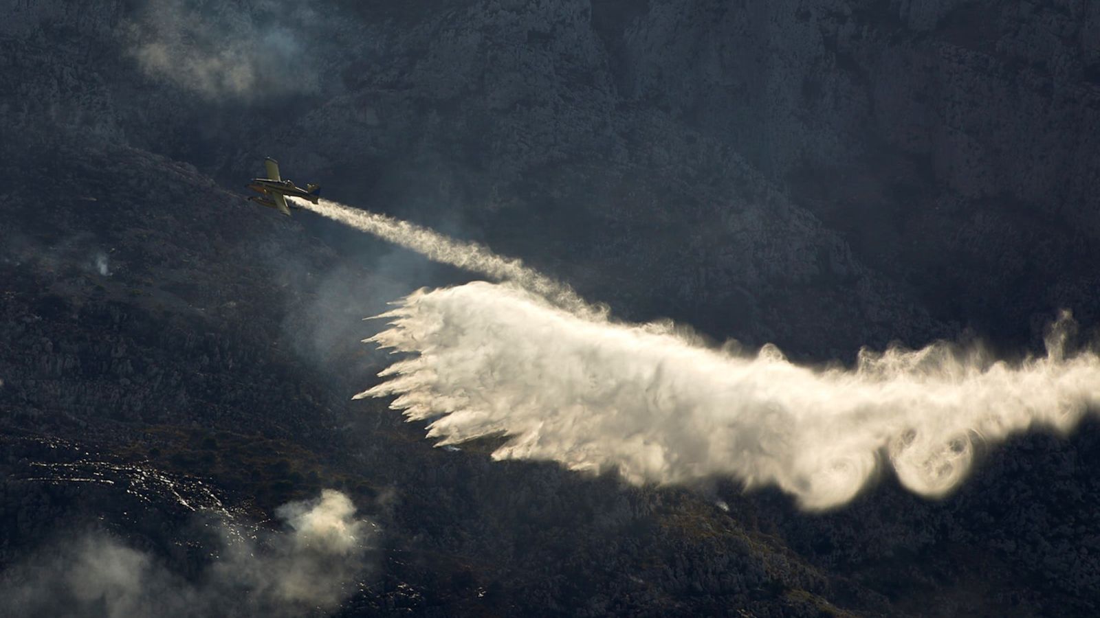 Una avioneta treballant en les tasques d'extinció de l'incendi forestal declarat en el Montgó