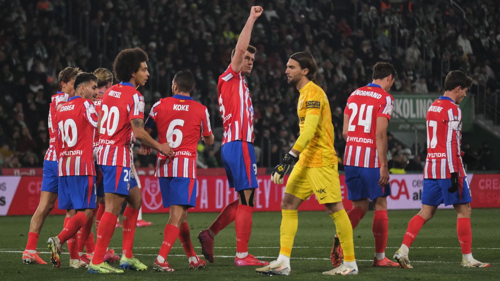 El porter de l'Elx, rodejat per futbolistes de l'Atlètic de Madrid, després d'un gol