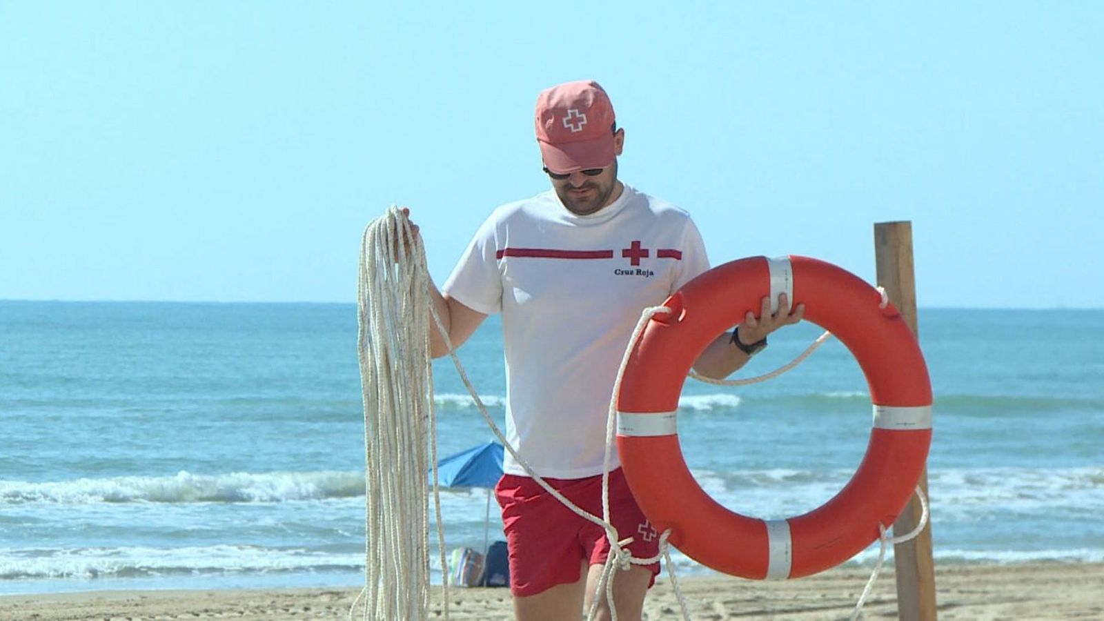 Imatge d'arxiu d'un socorrista a Guardamar del Segura