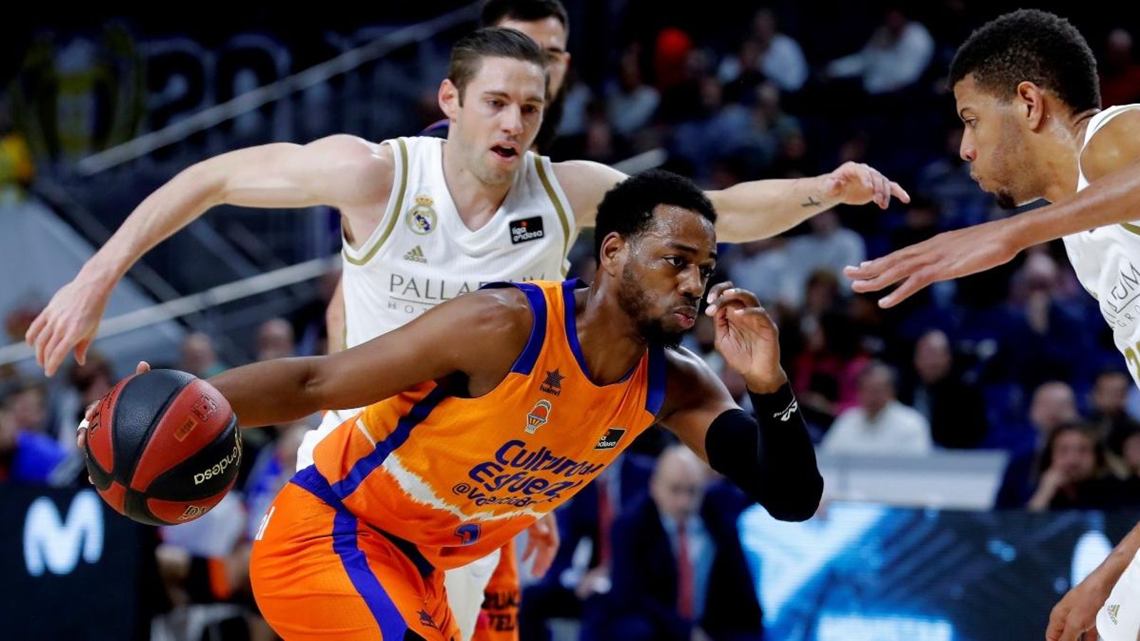 L'escorta del València Basket, Jordan Loyd, intenta superar Caseur i Tavares, del Reial Madrid