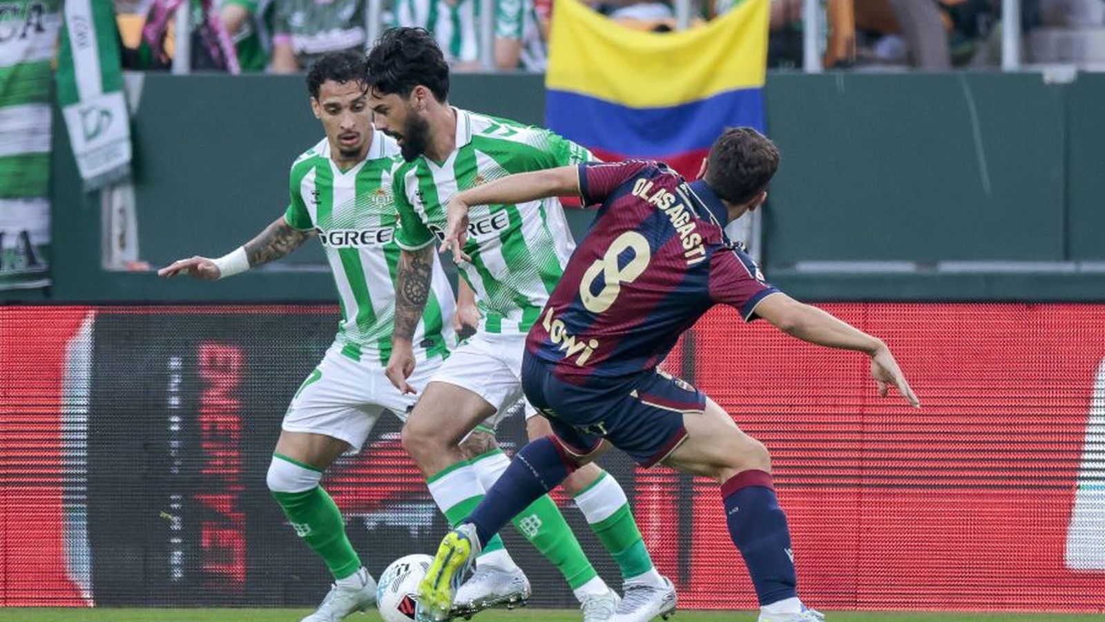 Isco i Olasagasti disputen una pilota a la Cartuja