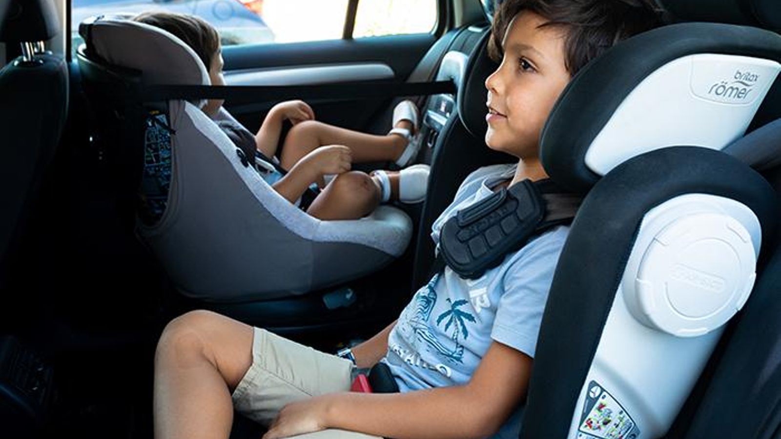 Xiquets en un cotxe amb