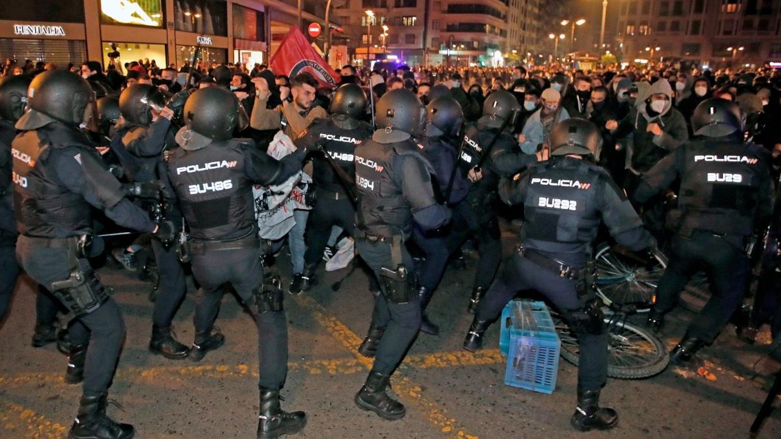 Imatge de portada: Noves càrregues policials en la manifestació en suport al raper Pablo Hasél