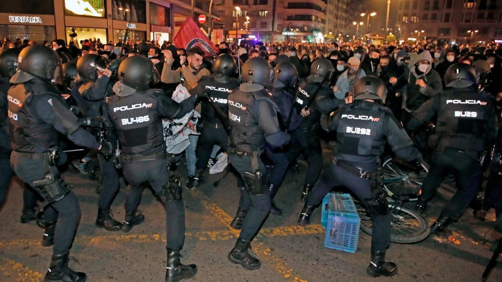 Imatge de portada: Noves càrregues policials en la manifestació en suport al raper Pablo Hasél