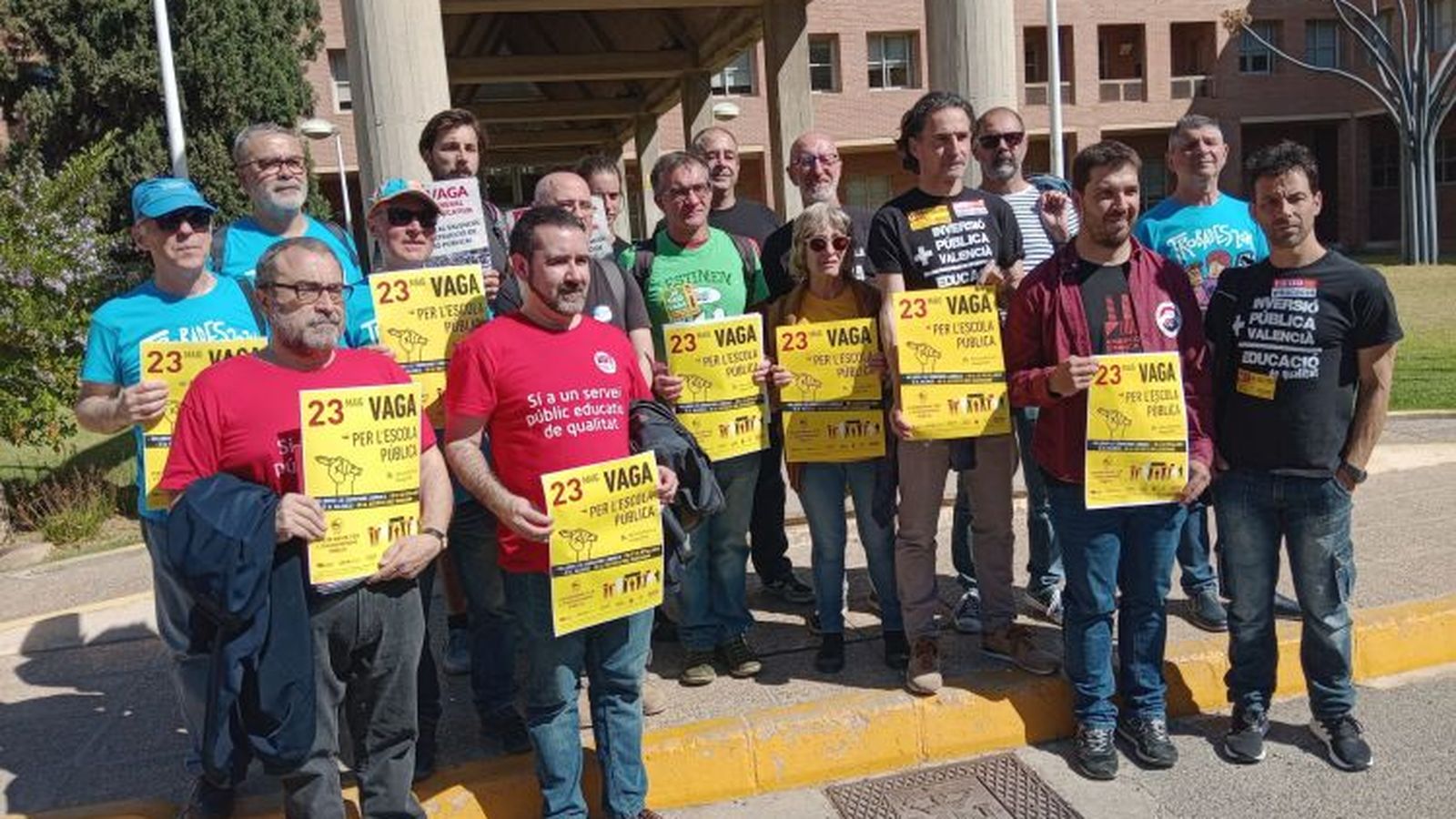 Membres de la Plataforma en Defensa de l’Ensenyament Públic davant de la Conselleria d'Educació