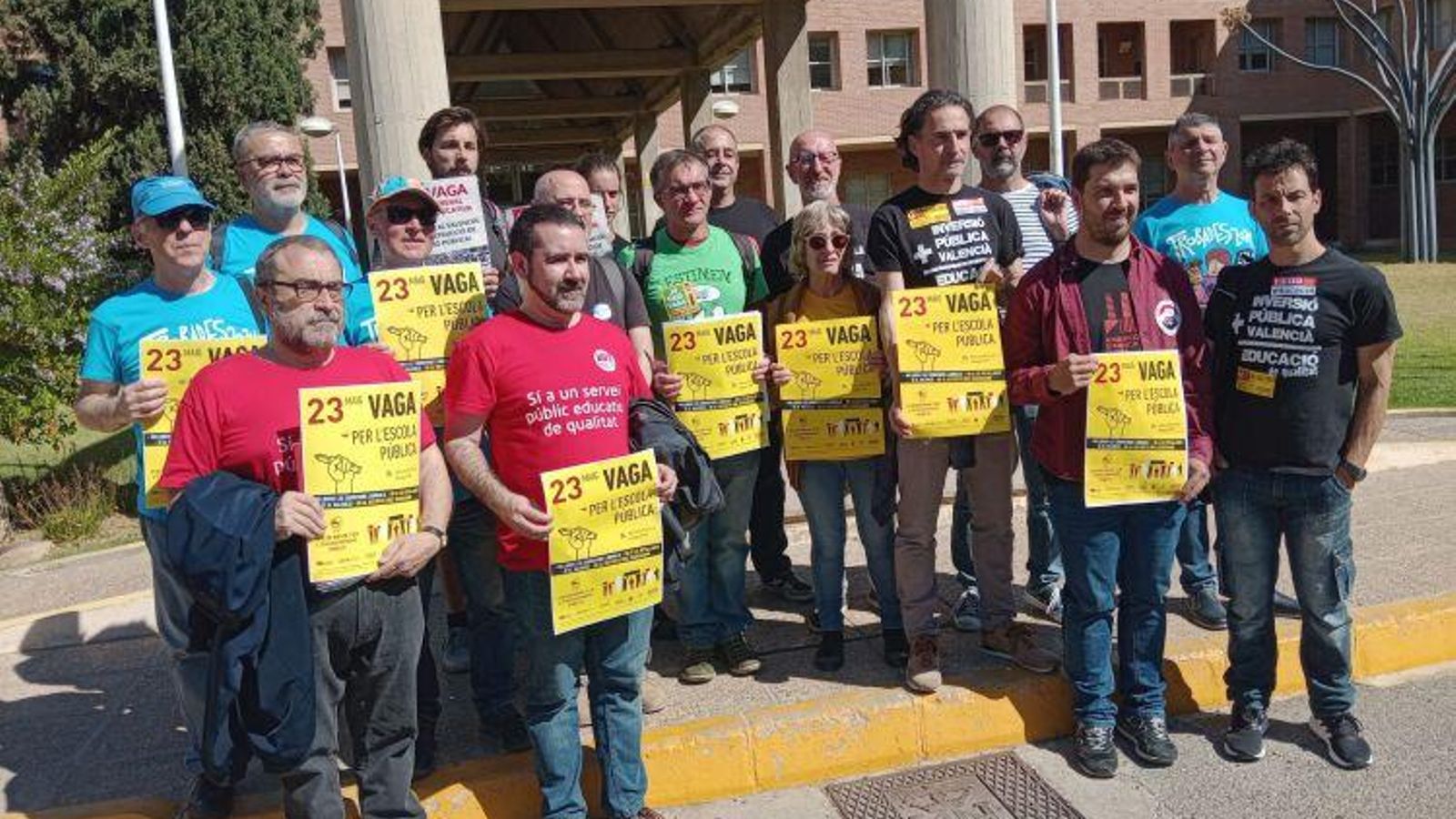 Membres de la Plataforma en Defensa de l’Ensenyament Públic davant de la Conselleria d'Educació Membres de la Plataforma en Defensa de l’Ensenyament Públic davant de la Conselleria d'Educació