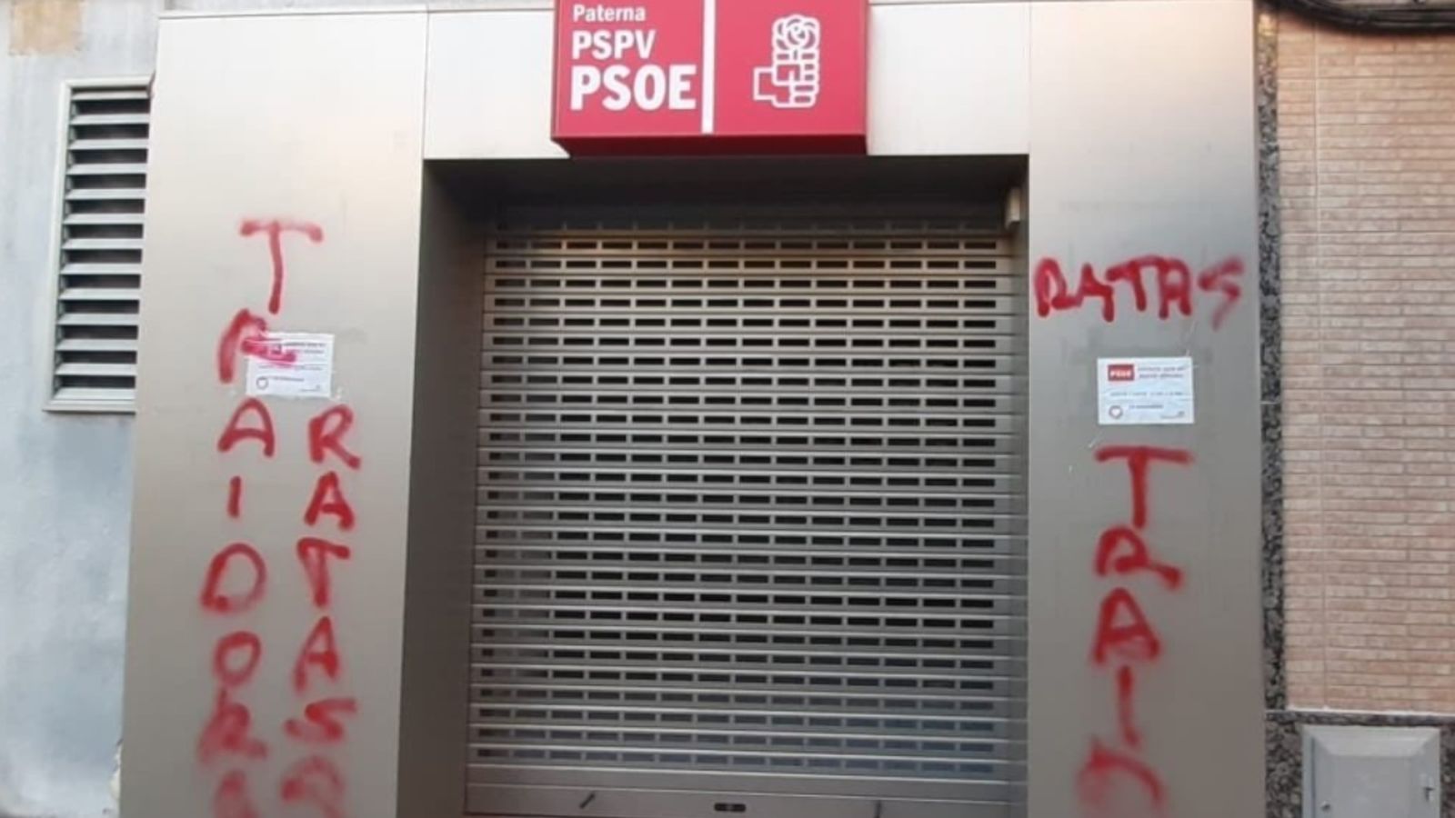 Pintades a la seu del PSPV-PSOE de Paterna