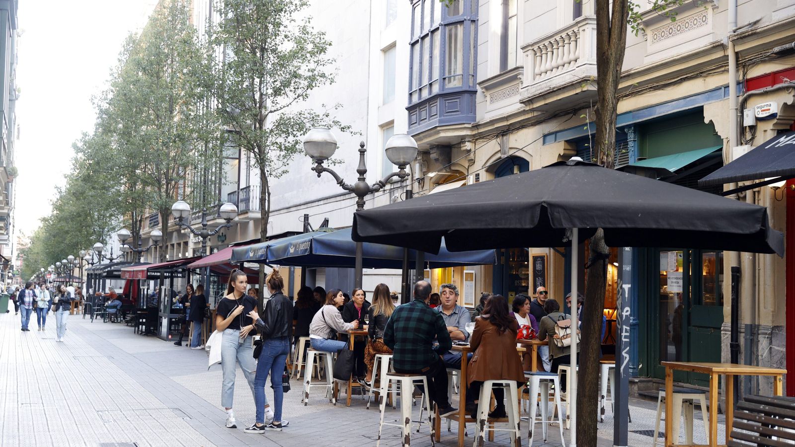 Gent en una terrassa aquest dimarts a Bilbao