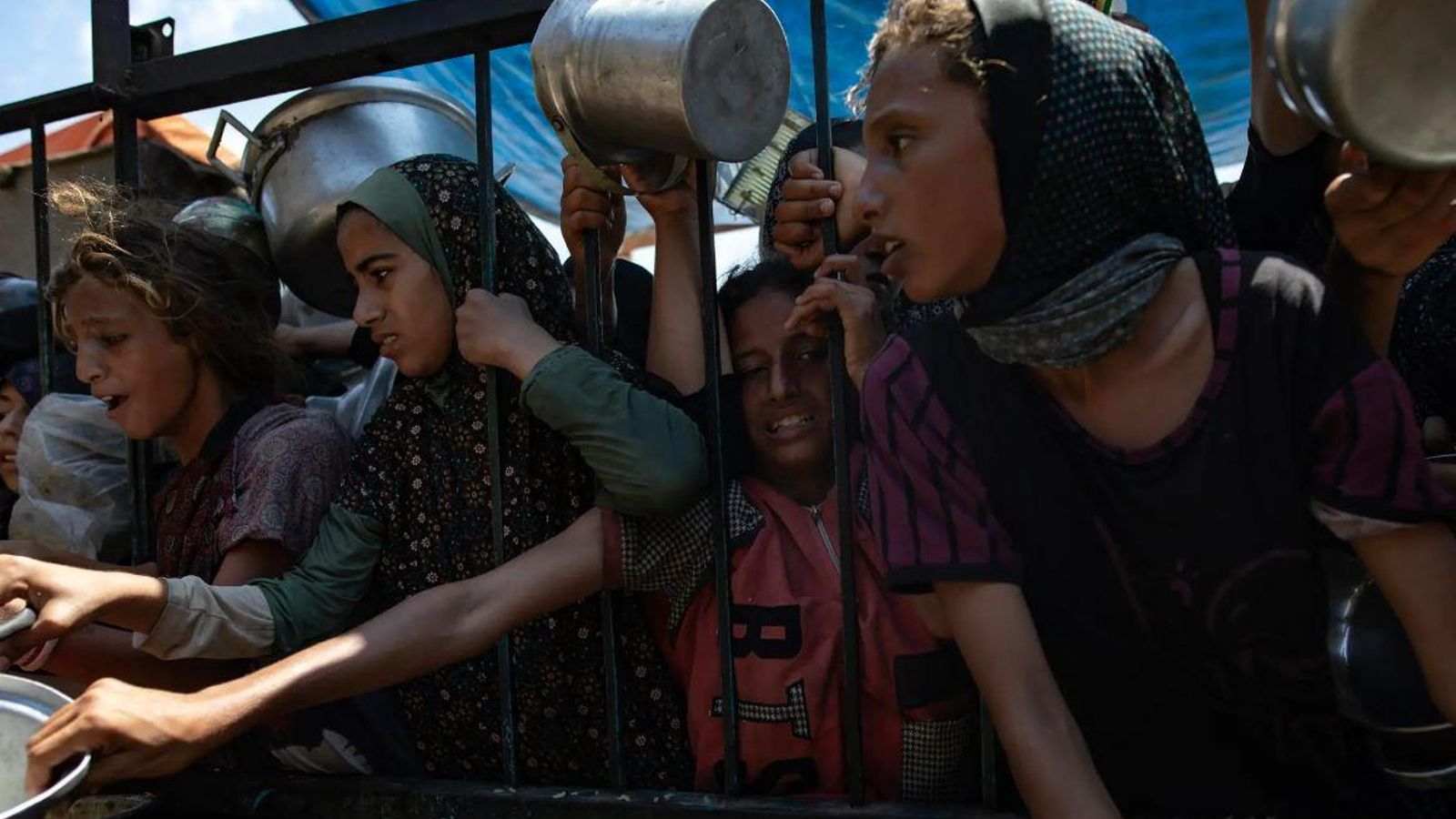 Persones desplaçades demanen menjar en un camp d'ajuda humanitària de l'ONU