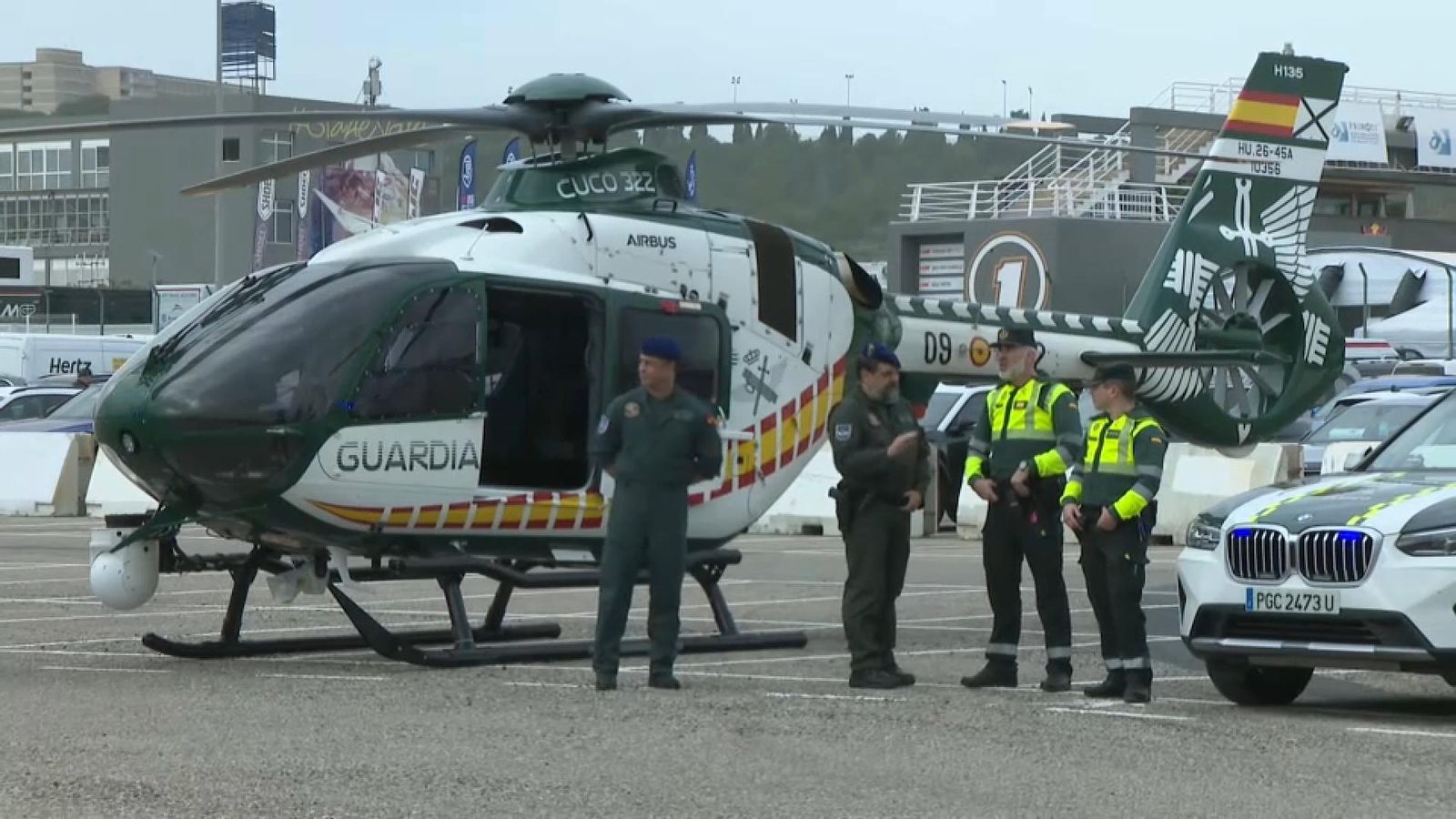 Diversos agents junt a un dels helicòpters que s'emprarà en el dispositiu de vigilància d'este cap de setmana a Cheste