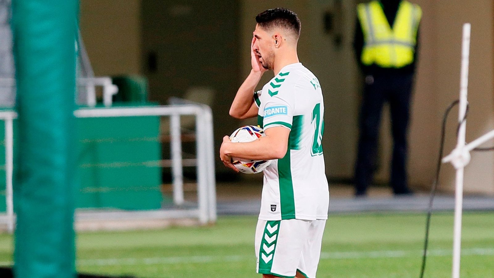 El jugador de l'Elx, Fidel, després de marcar gol contra l'Osasuna