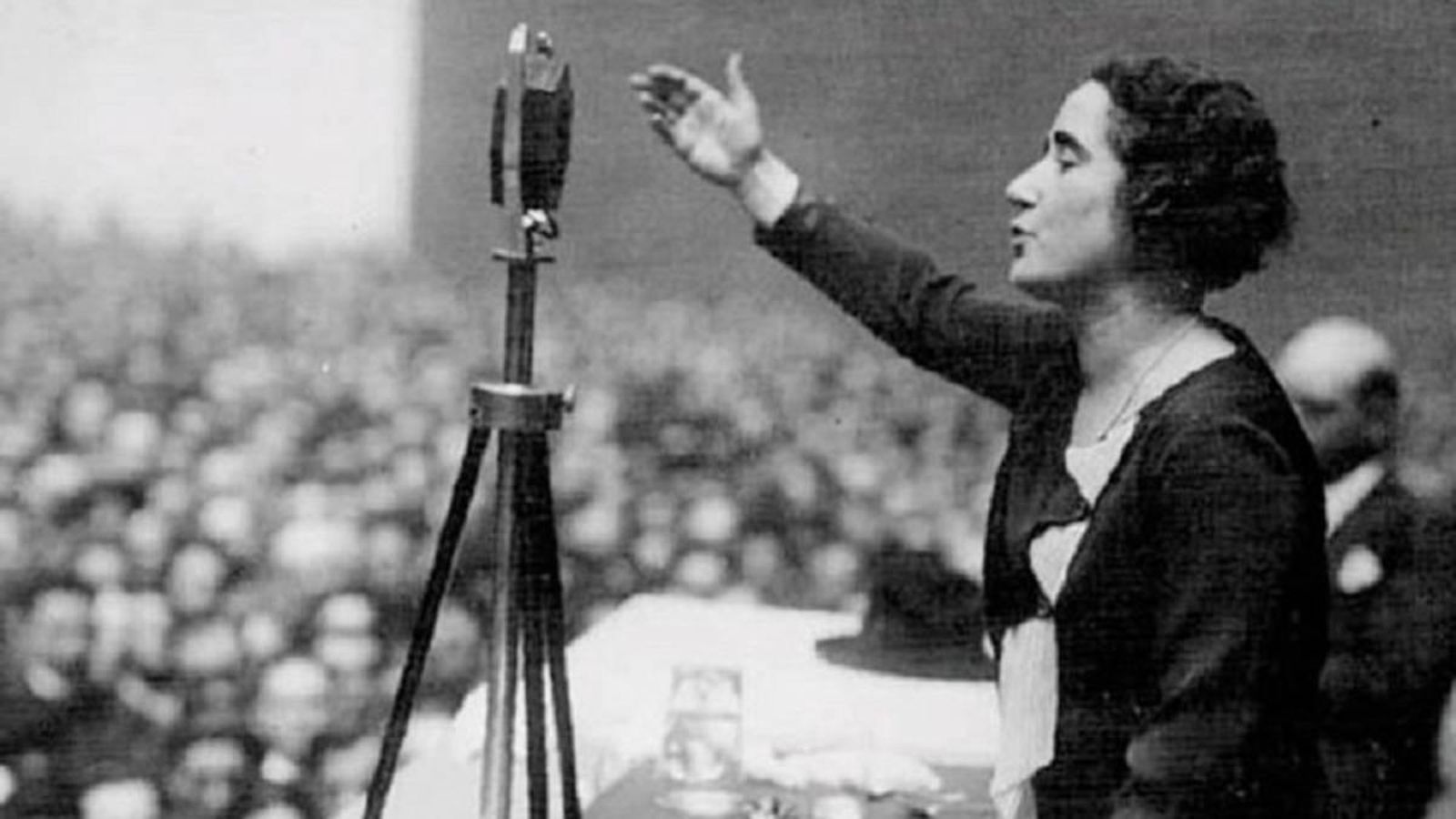 Clara Campoamor durant un dels seus discursos
