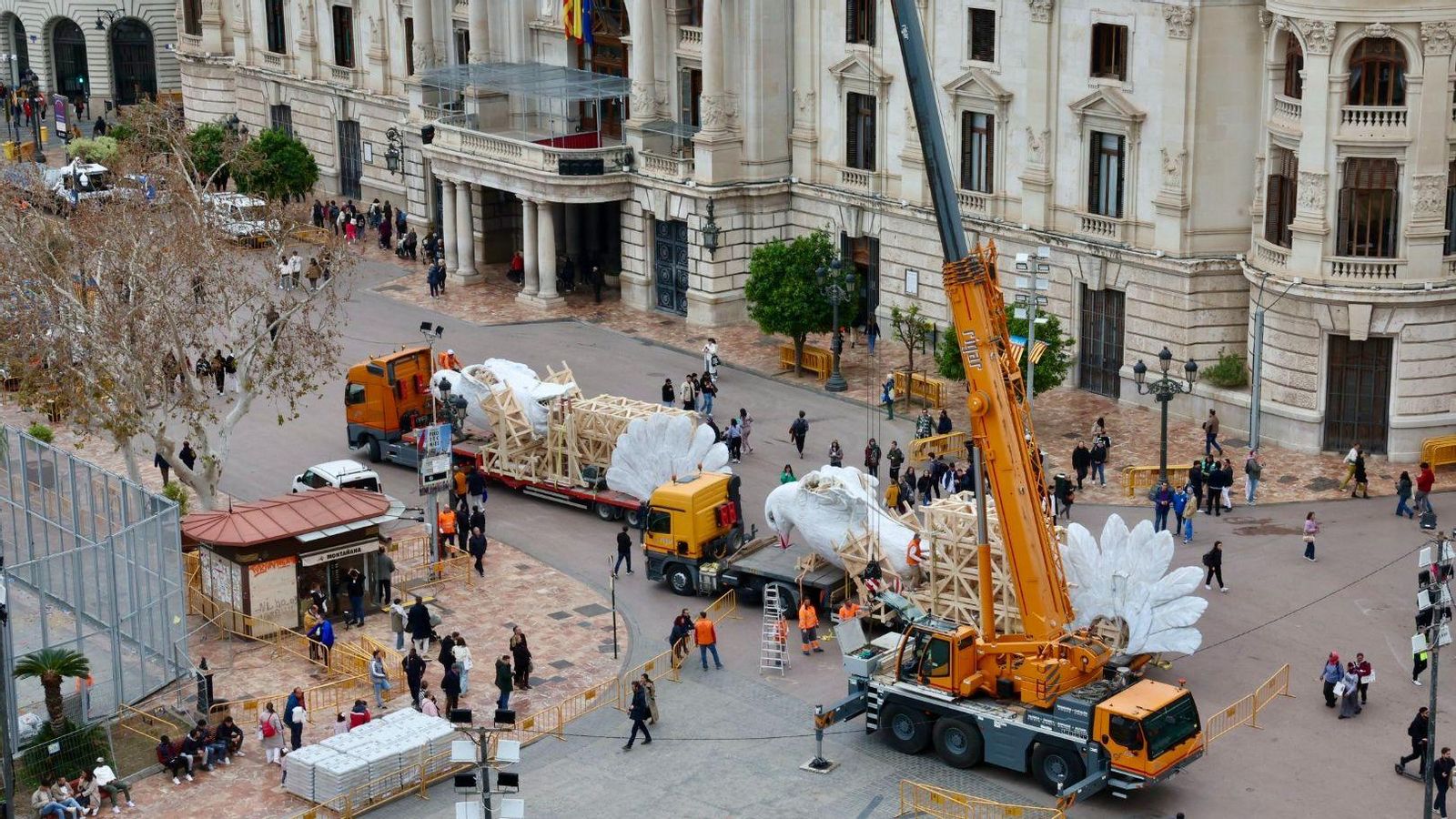 Els dos coloms del remat de la falla municipal van arribar aquest dilluns a la plaça de l'Ajuntament de València